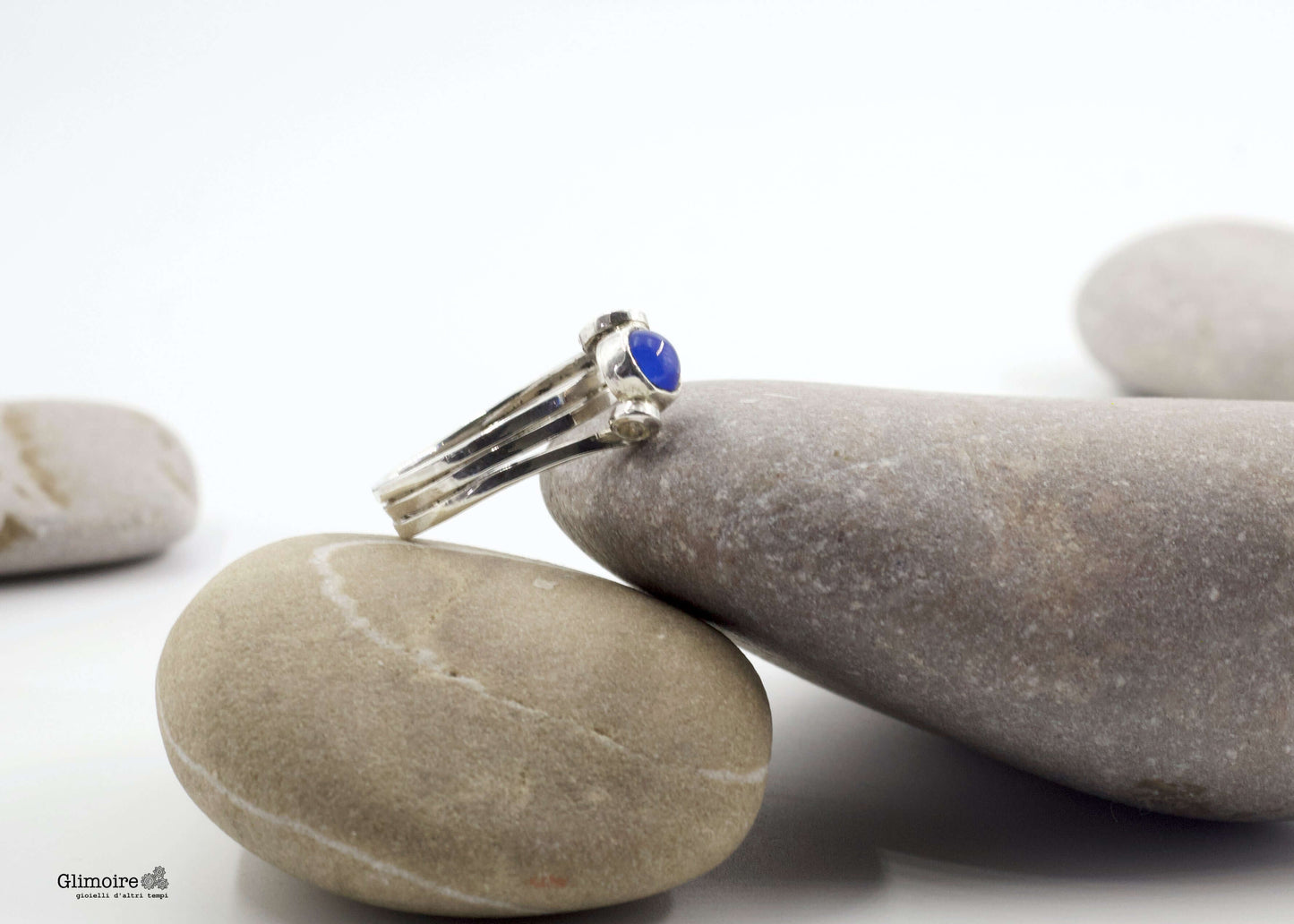 Anello in argento pietra blu Glimoire montatura a tre fasce su ciottoli elegante per uso quotidiano e regali