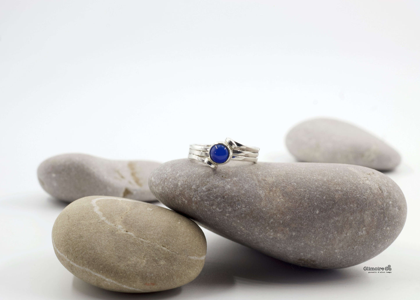 Anello in argento pietra blu Glimoire su sassi lisci grigi design a fasce sottili