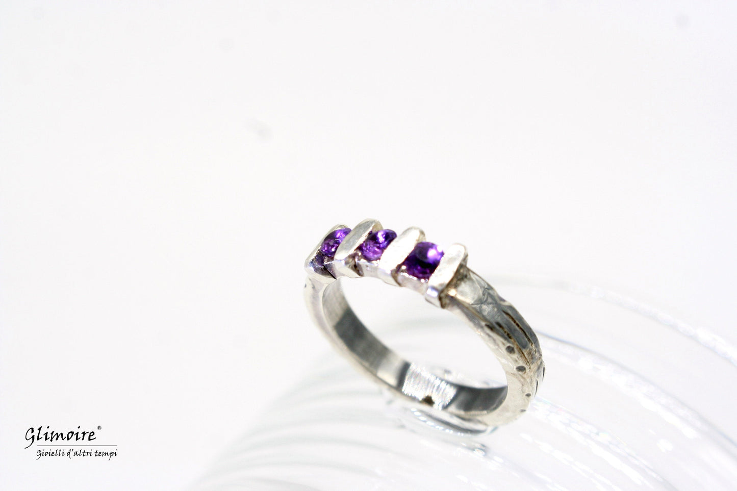 Anello ametista Glimoire in argento con tre piccole pietre viola incastonate elegante per uso quotidiano