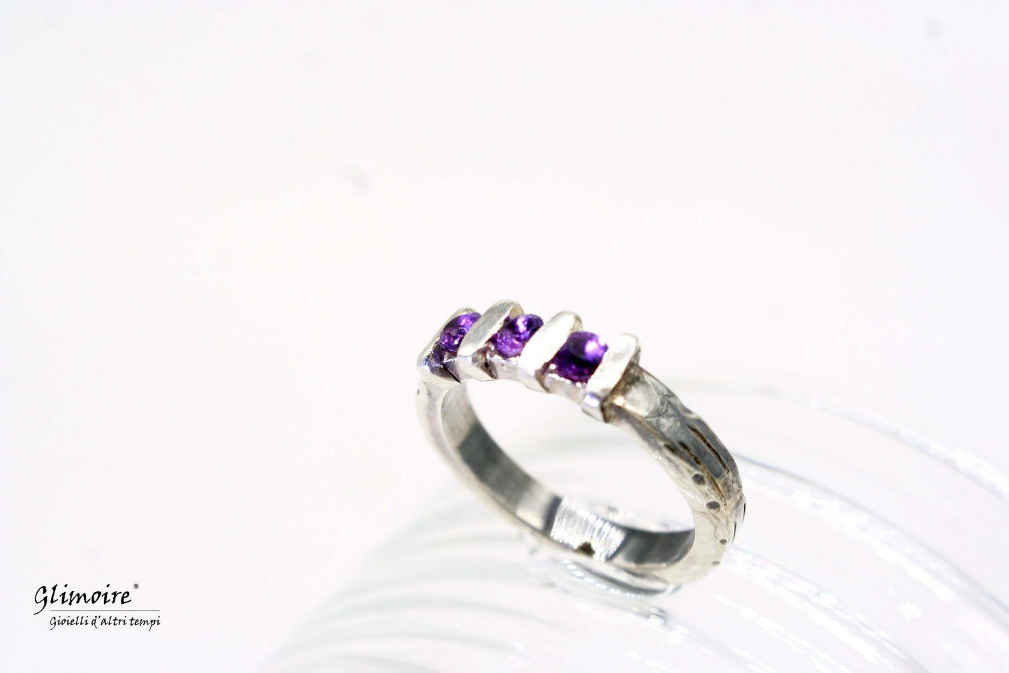 Anello ametista Glimoire in argento con tre piccole pietre viola incastonate elegante per uso quotidiano
