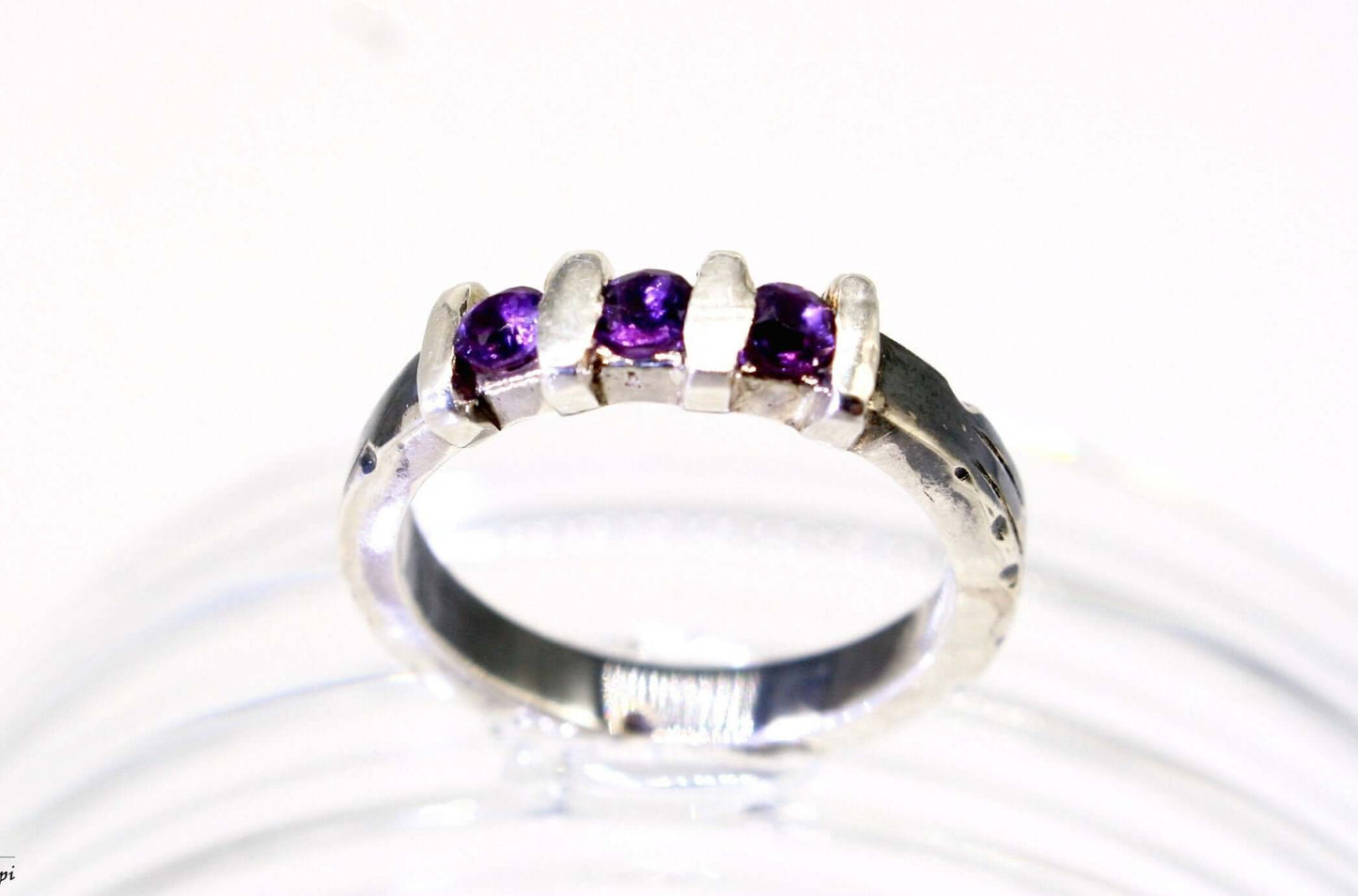 Anello ametista Glimoire in argento con tre pietre ametista viola montate a schiera elegante