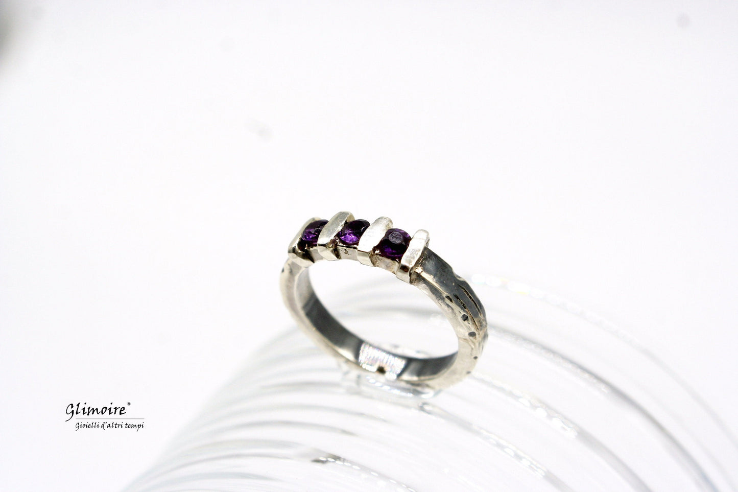 Anello ametista Glimoire in argento con cinque piccoli castoni rettangolari viola e finitura martellata