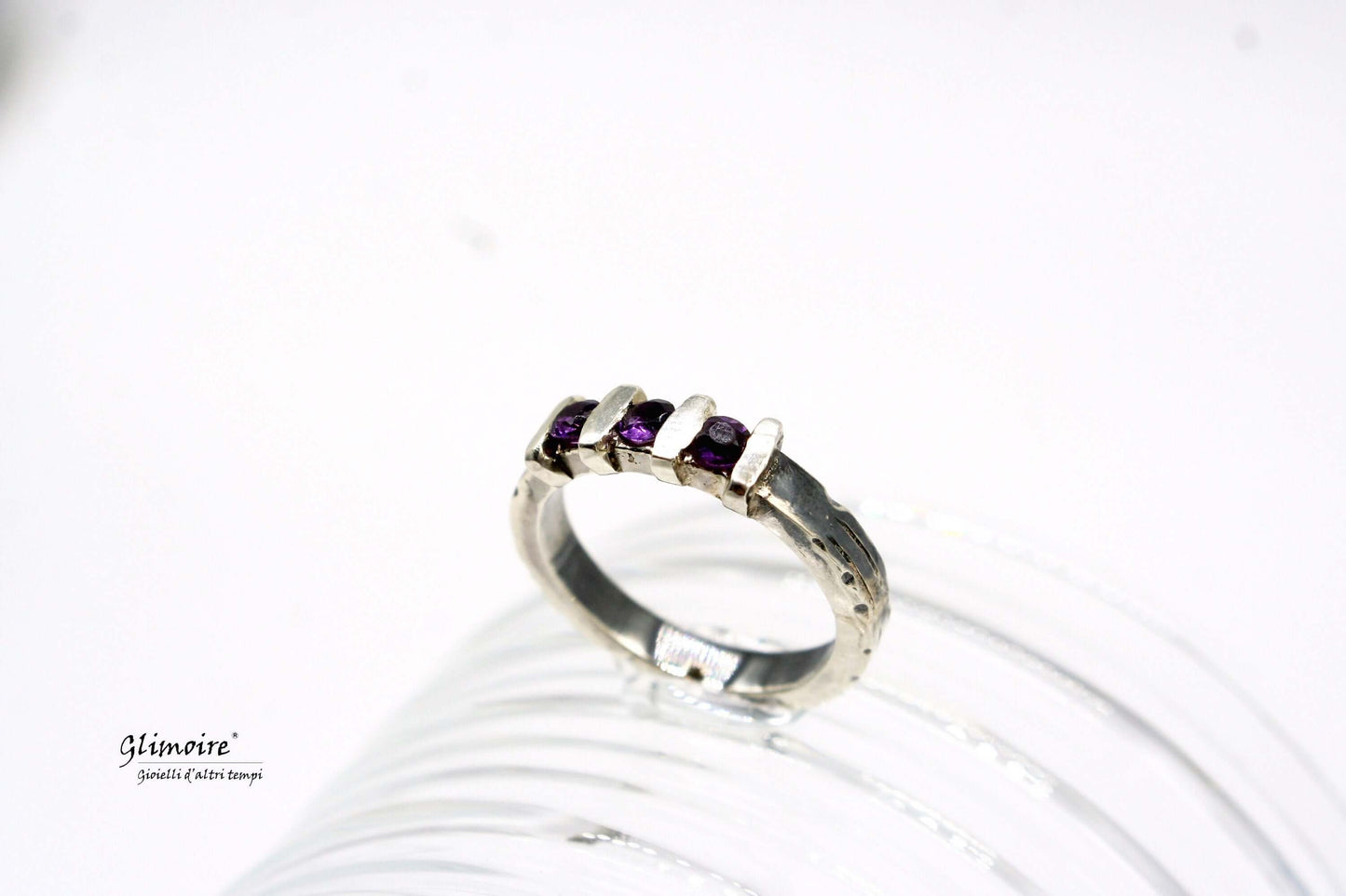 Anello ametista Glimoire in argento con cinque piccoli castoni rettangolari viola e finitura martellata
