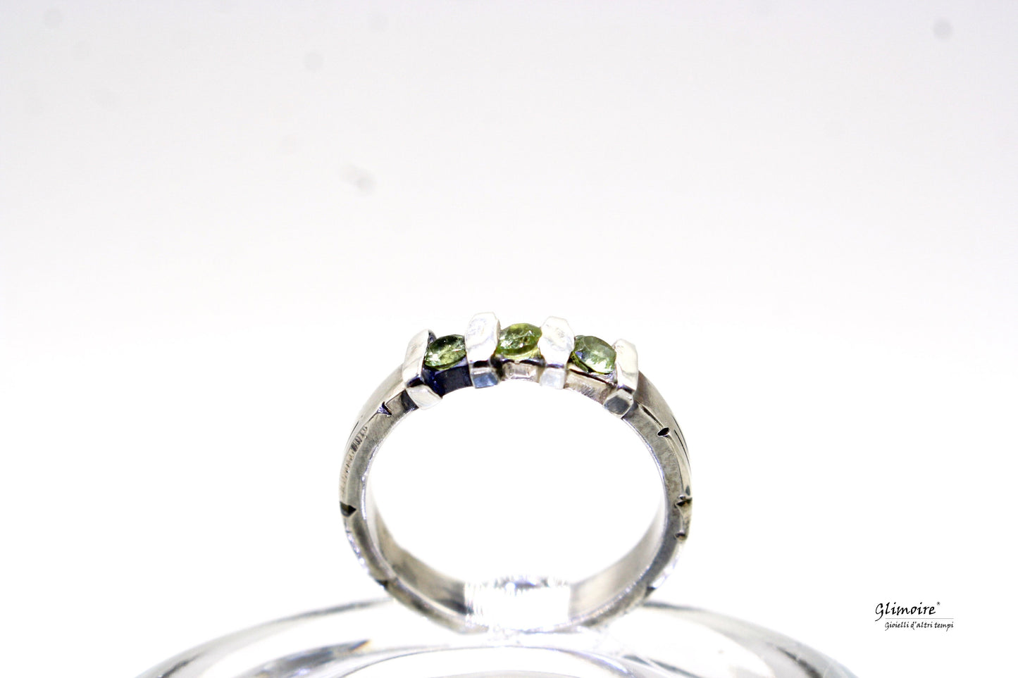 Anello ametista Glimoire con tre piccole pietre verdi su fascia in argento lucido