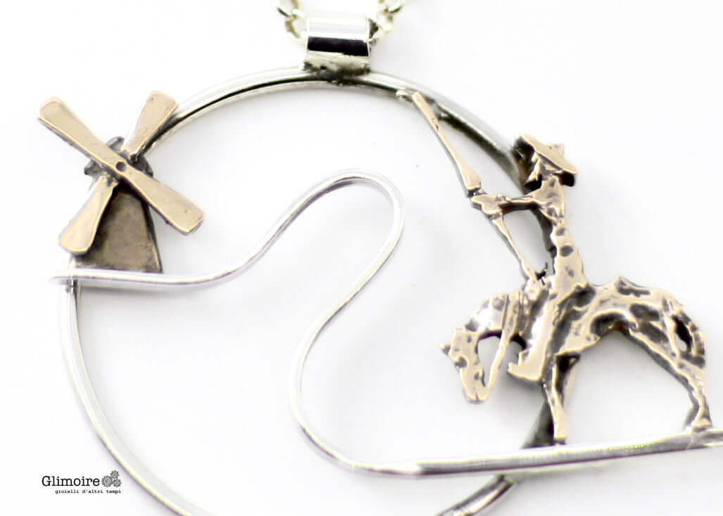 Collana Don Chisciotte fatta a mano Glimoire con pendente circolare in argento raffigurante Don Chisciotte a cavallo e mulino