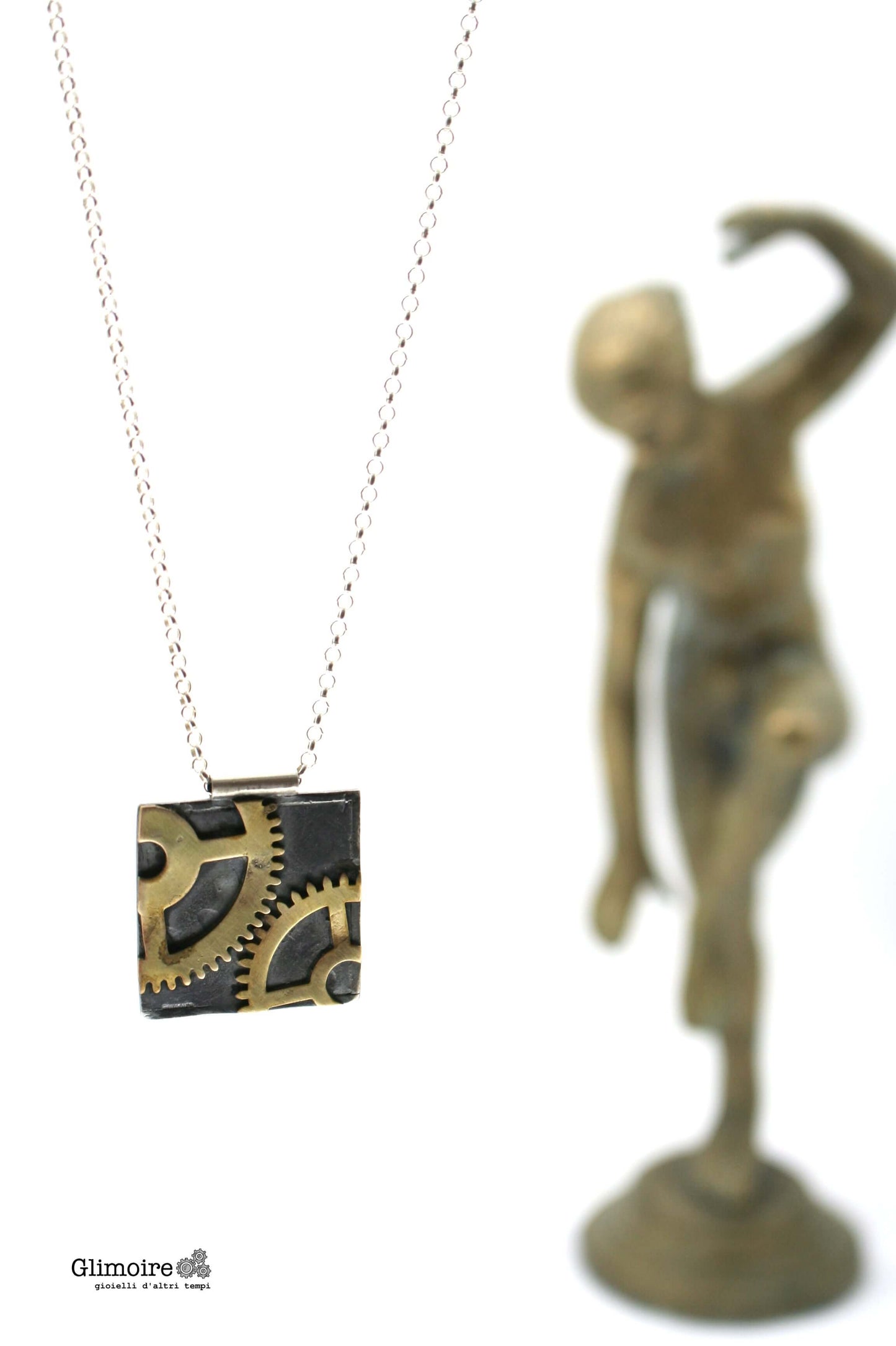 collana sator Glimoire con ciondolo quadrato con ingranaggi in bronzo su catena in argento e sfondo bianco