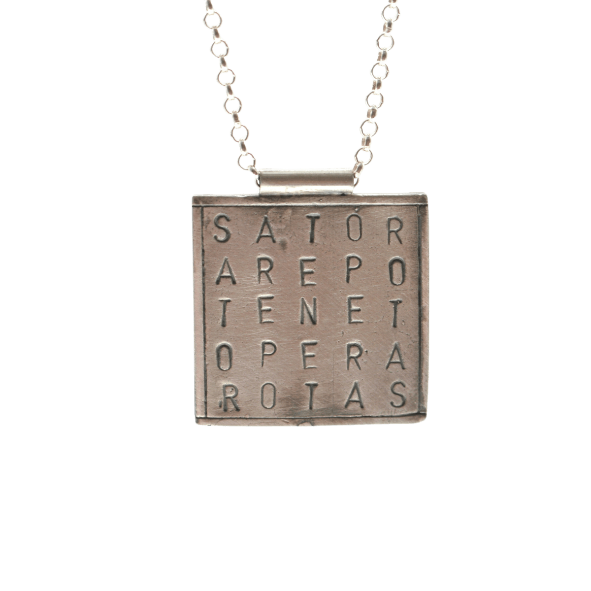 collana sator Glimoire in argento con pendente quadrato inciso con il quadrato SATOR stile occulto elegante