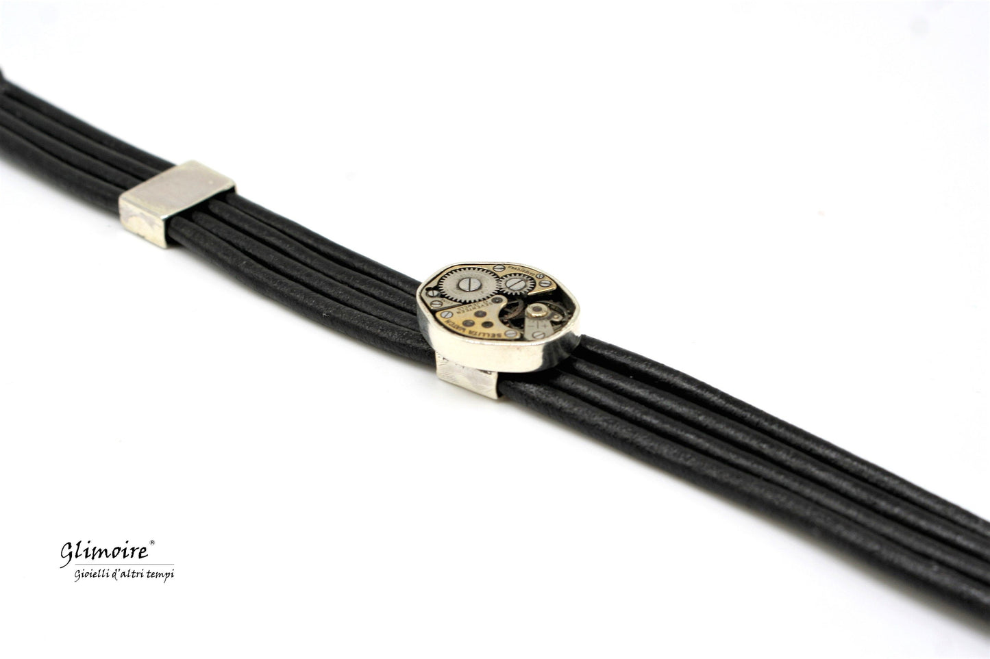 Bracciale in cuoio nero con meccanismo Glimoire a più fili e dettaglio orologio vintage