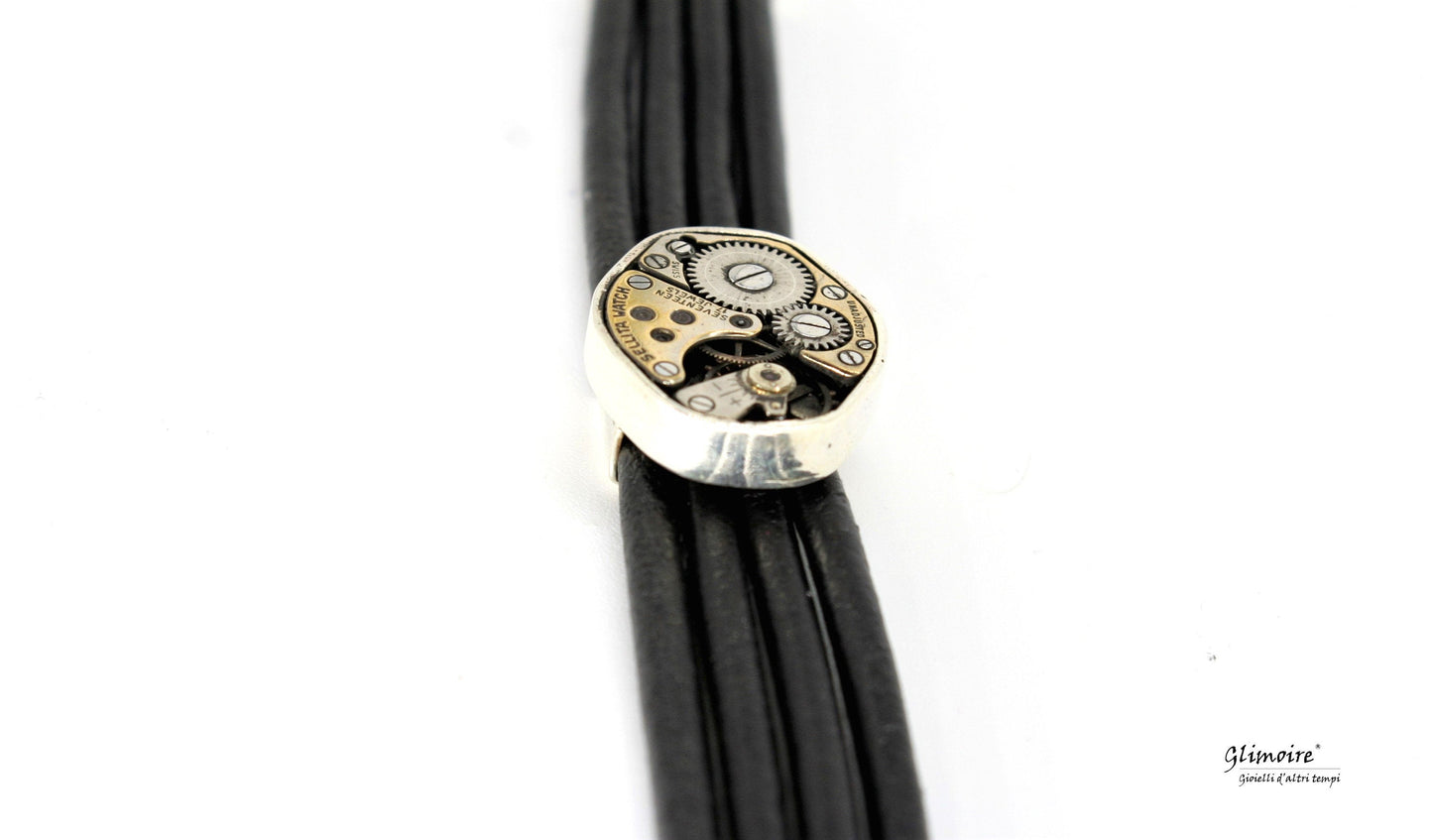 Bracciale in cuoio nero con meccanismo di Glimoire design elegante e dettagli metallici