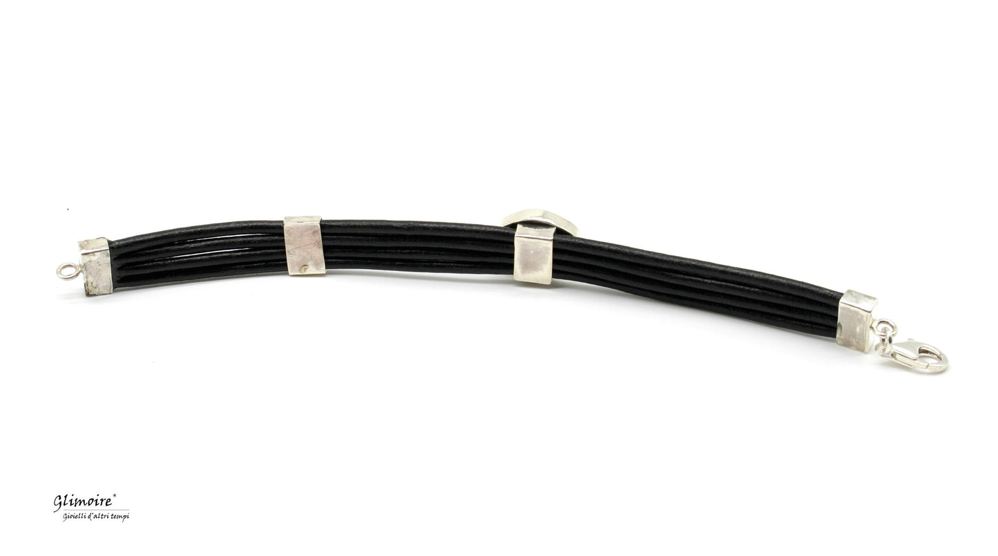 Bracciale in cuoio nero con meccanismo di chiusura e dettagli metallici Glimoire elegante e moderno