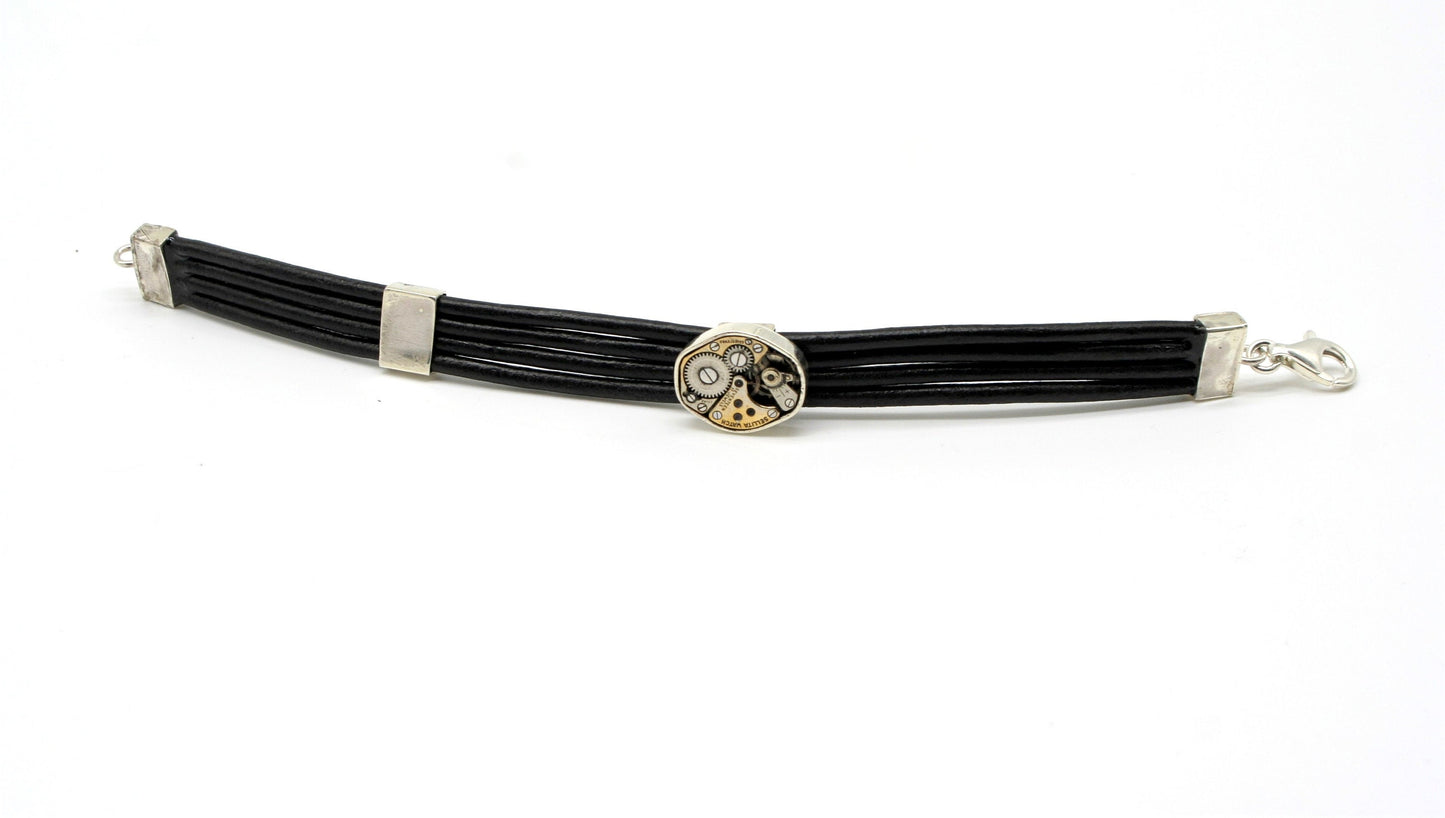 Bracciale in cuoio nero con meccanismo di Glimoire con dettagli in argento e chiusura a moschettone