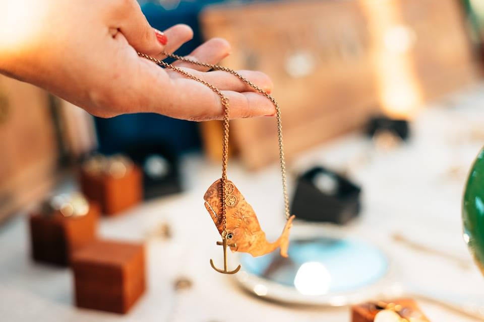 Collana Moby Dick fatta a mano con ciondolo a forma di balena e ancora su catena dorata di Glimoire