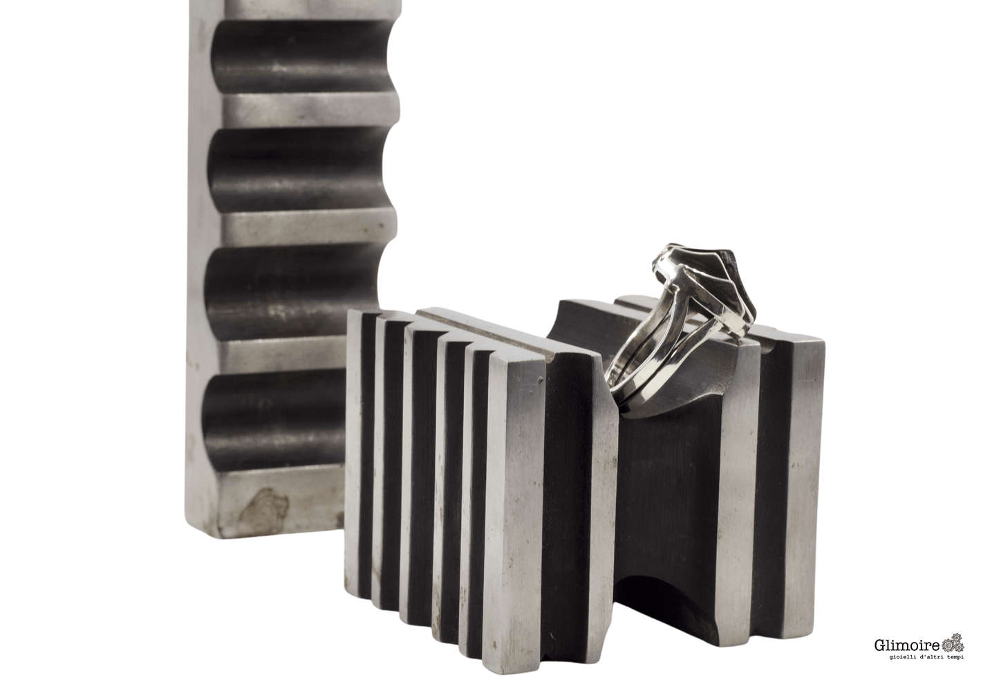Anelli Glimoire su supporto metallico design moderno gioielli contemporanei artigianali unici