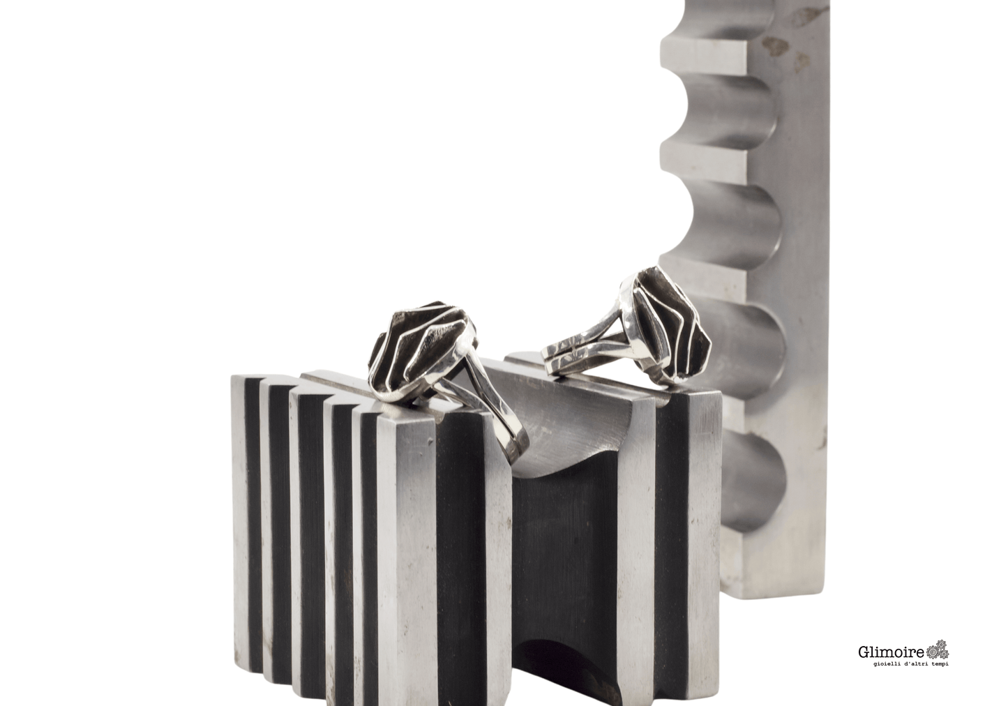 Anelli Glimoire in argento su supporti metallici design gioielli contemporanei artigianali