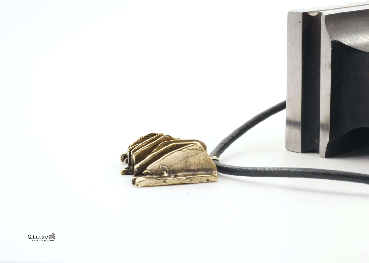 Girocollo artigianale in bronzo con pendente geometrico realizzato a mano da Glimoire