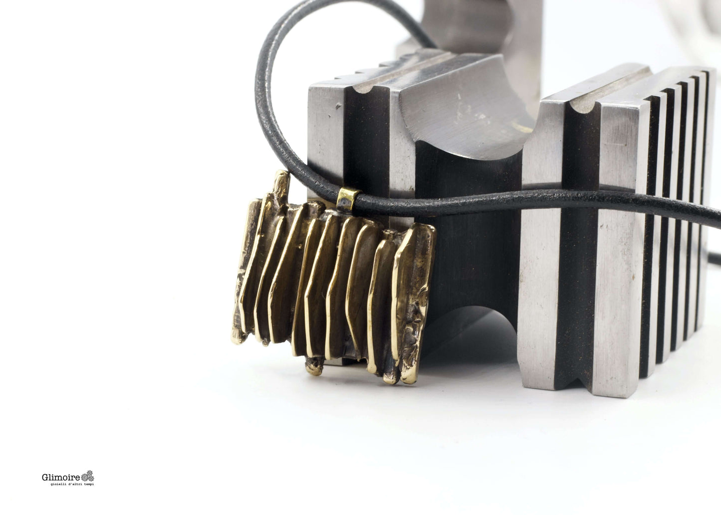 Collana Glimoire con pendente in metallo dorato a forma di lastre su cordino nero