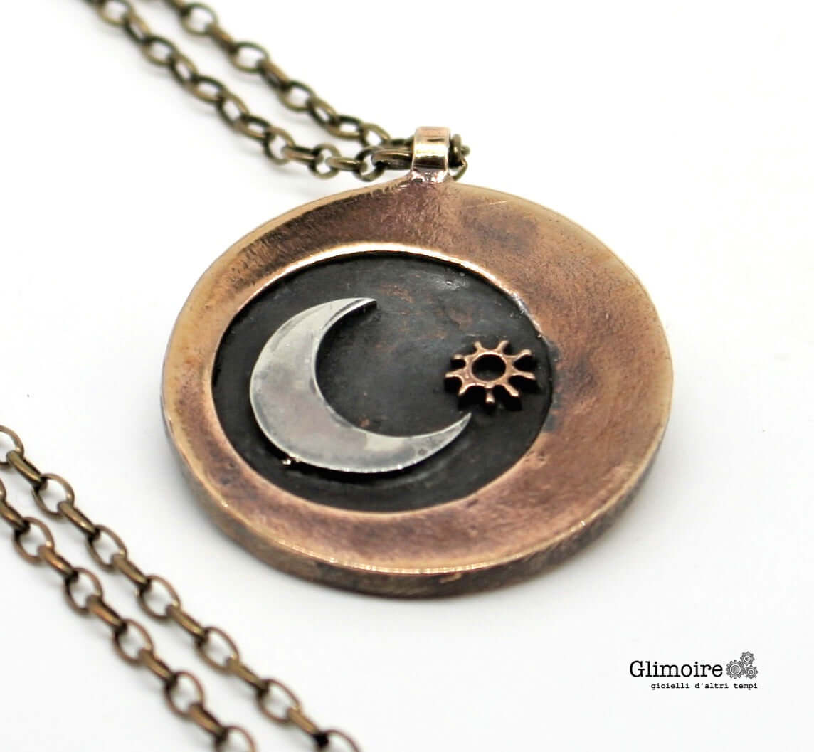 Collana in bronzo con luna pendente rotondo e dettaglio sole di Glimoire con catena