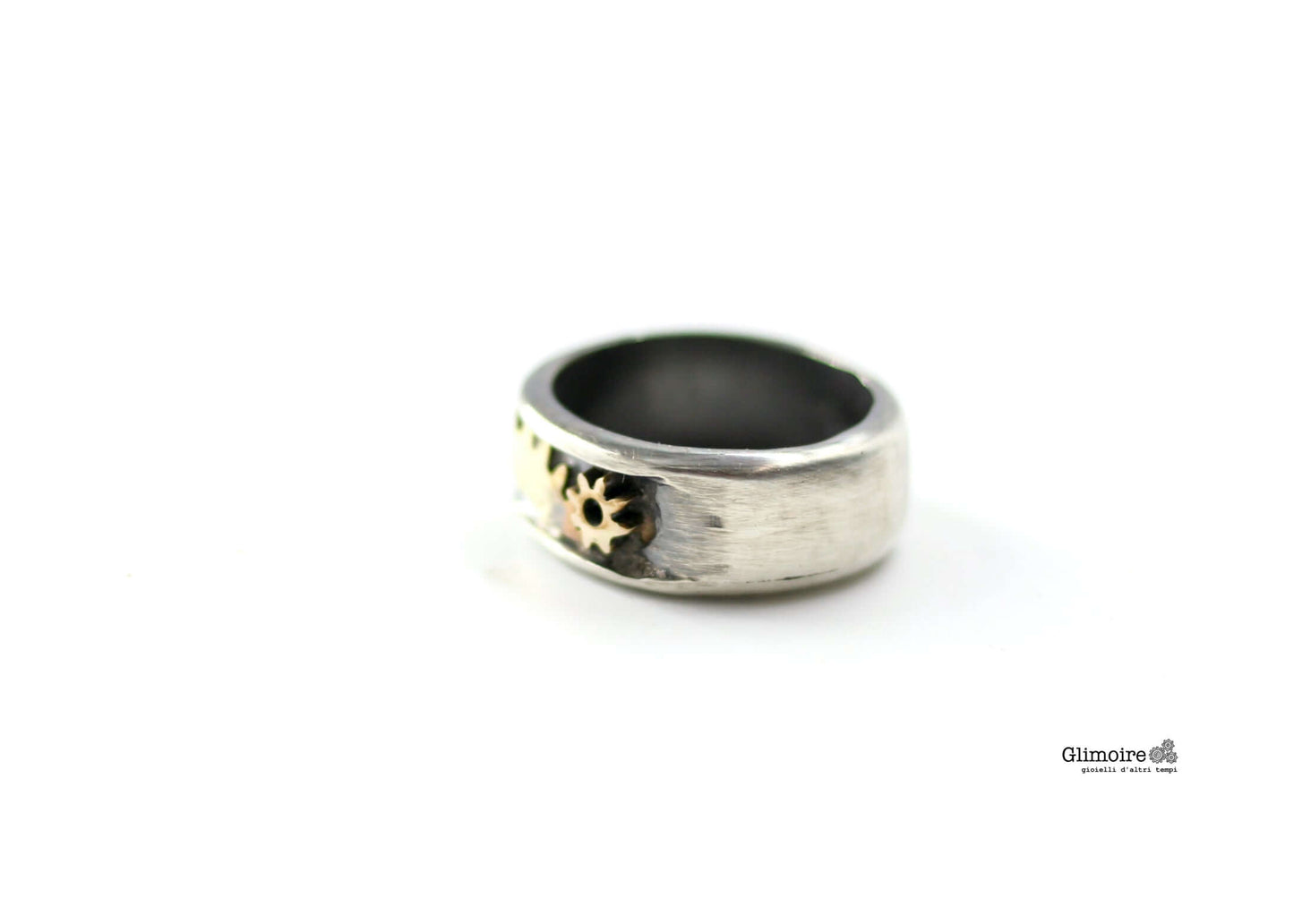 Anello industrial artigianale uomo in metallo satinato con ingranaggi dorati di Glimoire