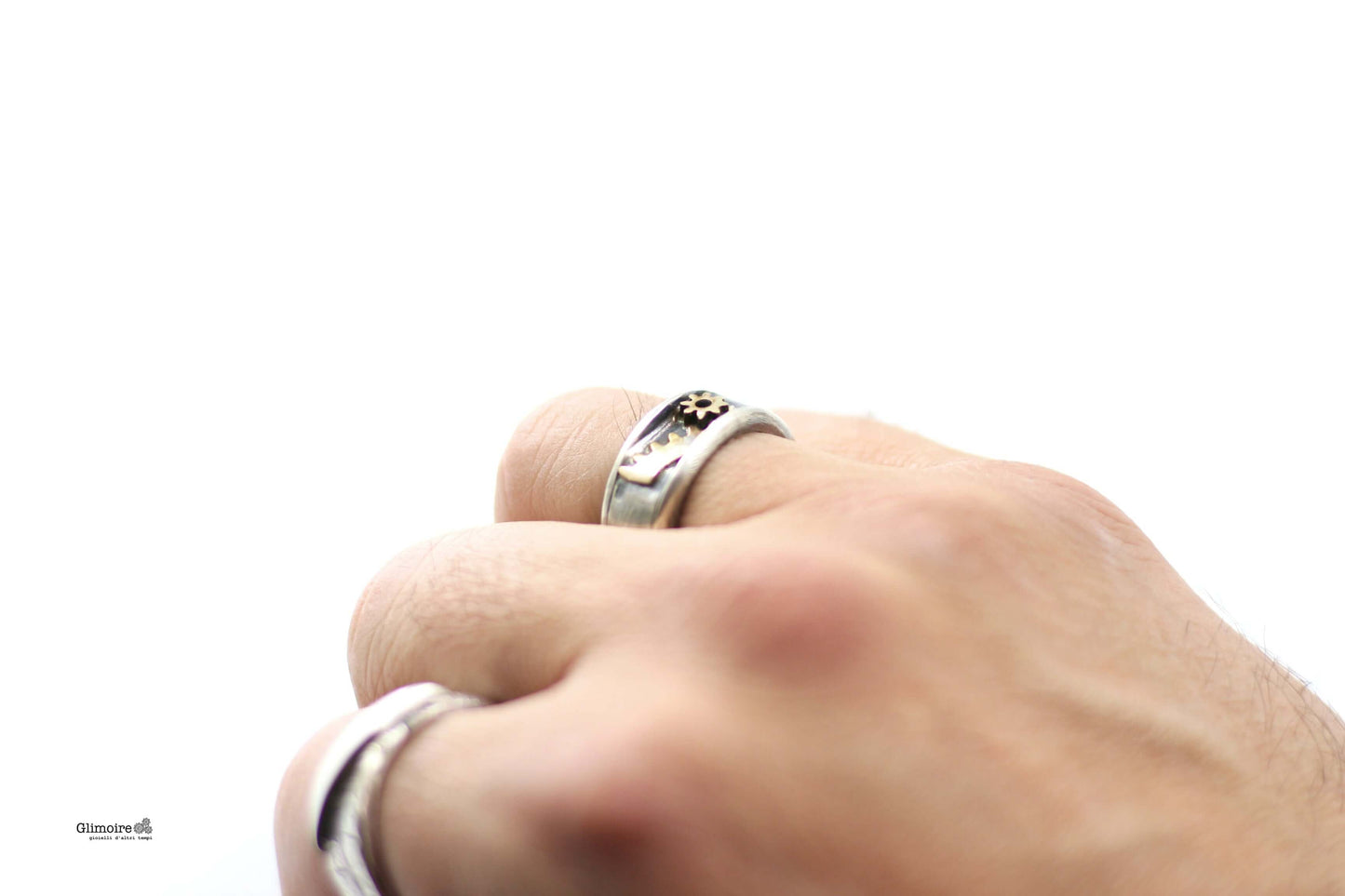 Anello industrial artigianale uomo in metallo indossato su mano maschile con dettagli lavorati a mano