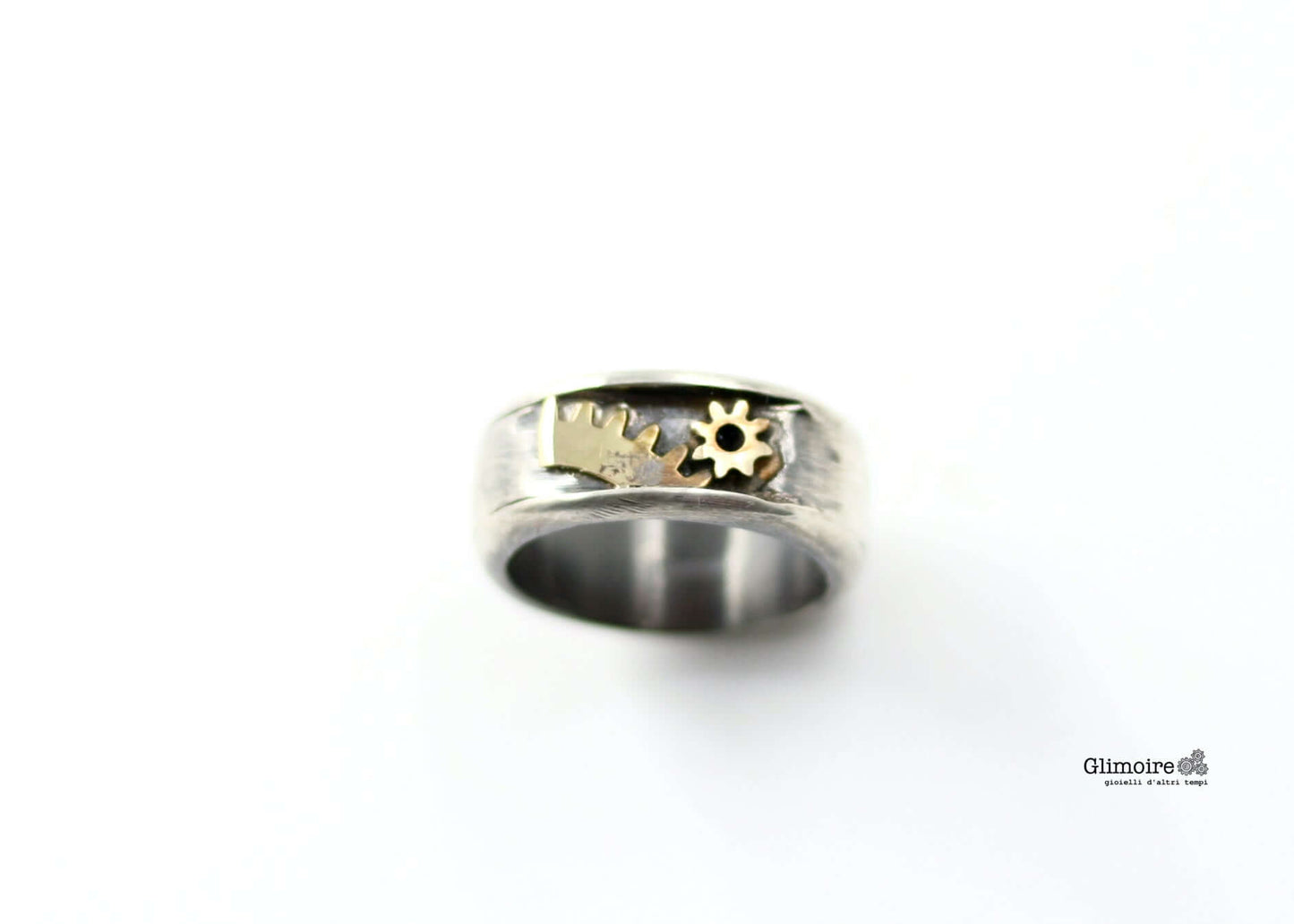 Anello industrial artigianale uomo in acciaio con dettagli ingranaggi dorati di Glimoire