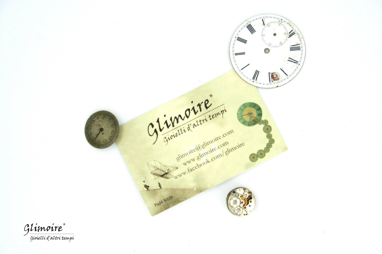 Collana meccanismo artigianale Glimoire con dettagli di orologio vintage e componenti meccanici