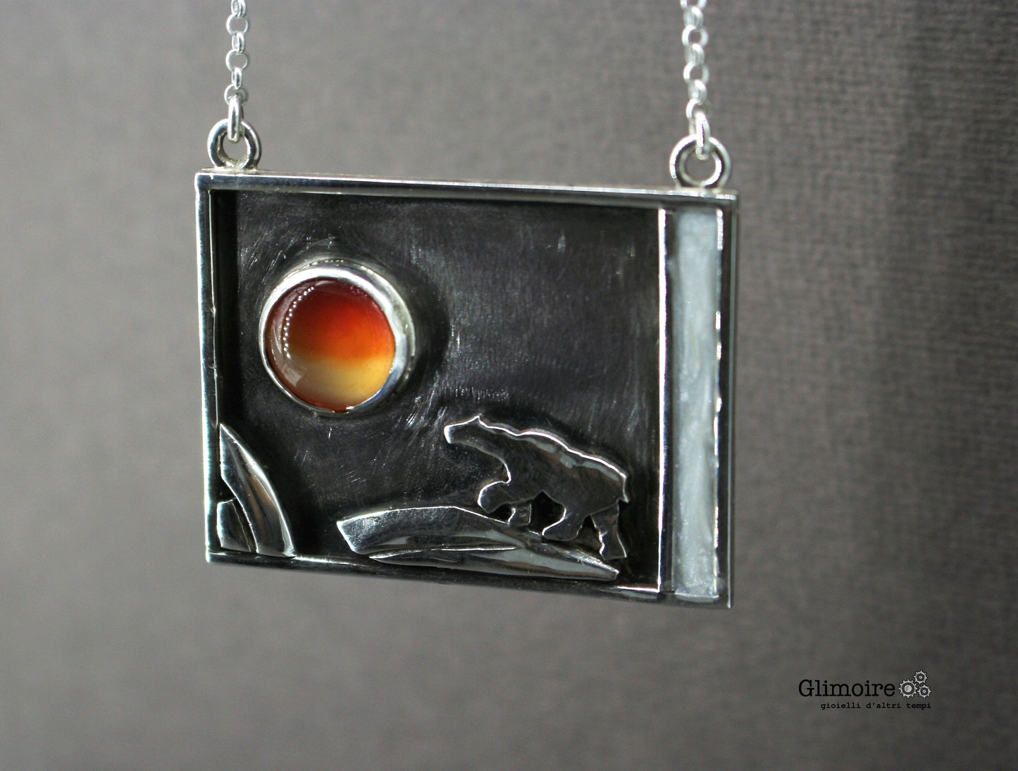 Collana orso polare Glimoire con design rettangolare in argento e pietra tonda colorata