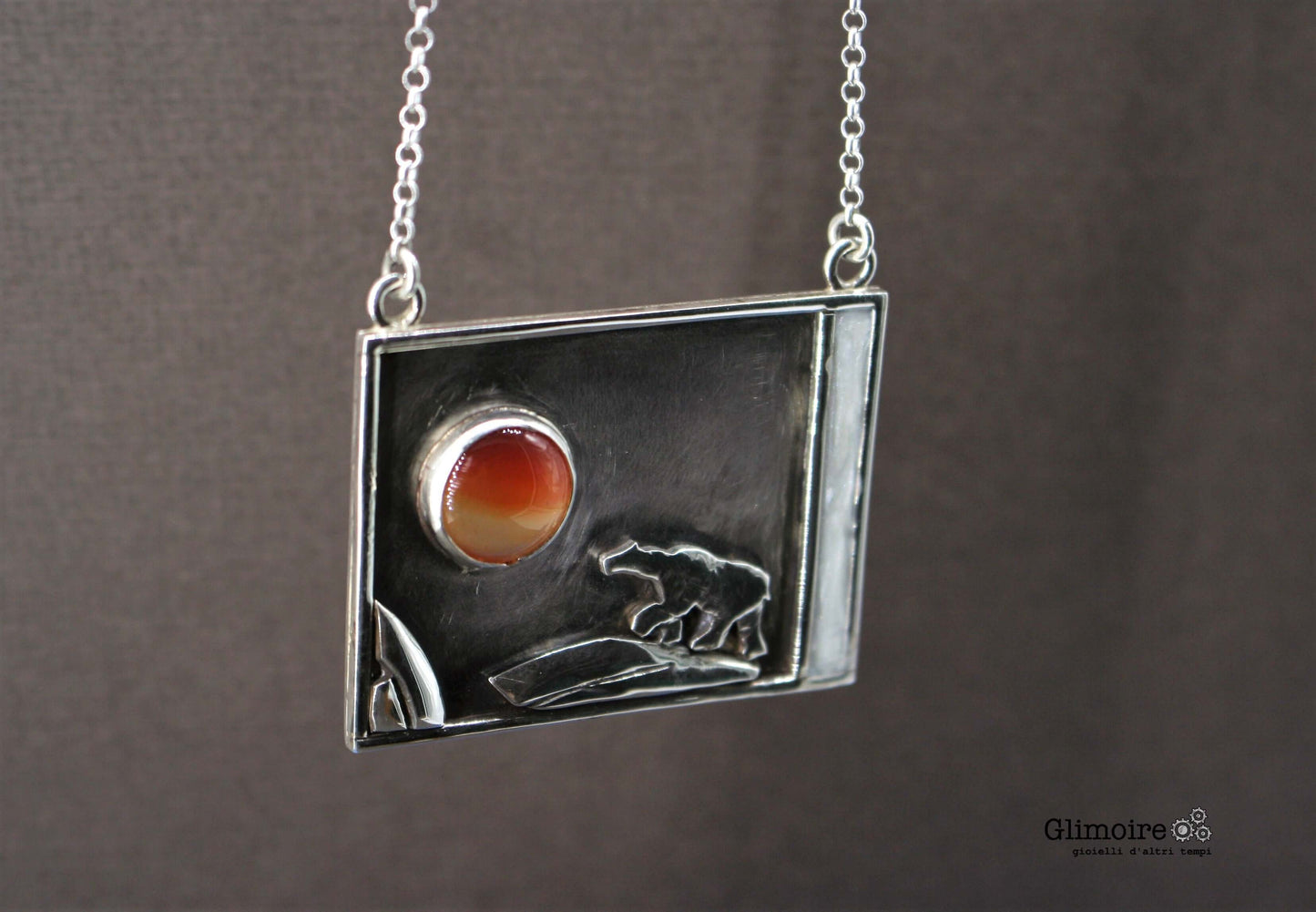 Collana orso polare Glimoire con pendente rettangolare in argento e ambra decorativa
