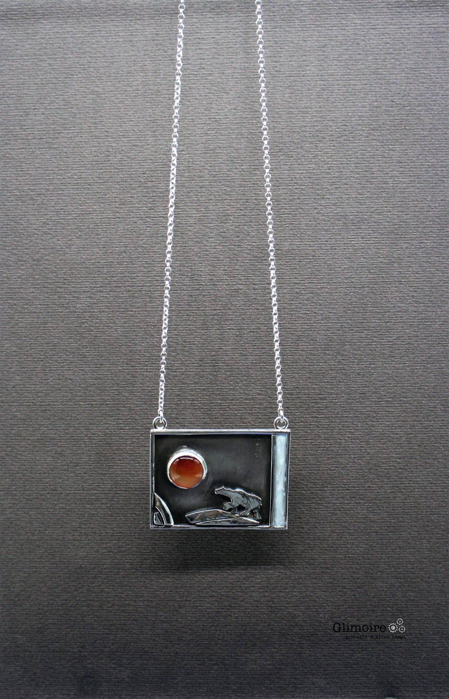 Collana orso polare Glimoire con ciondolo quadrato in argento e dettaglio arancione