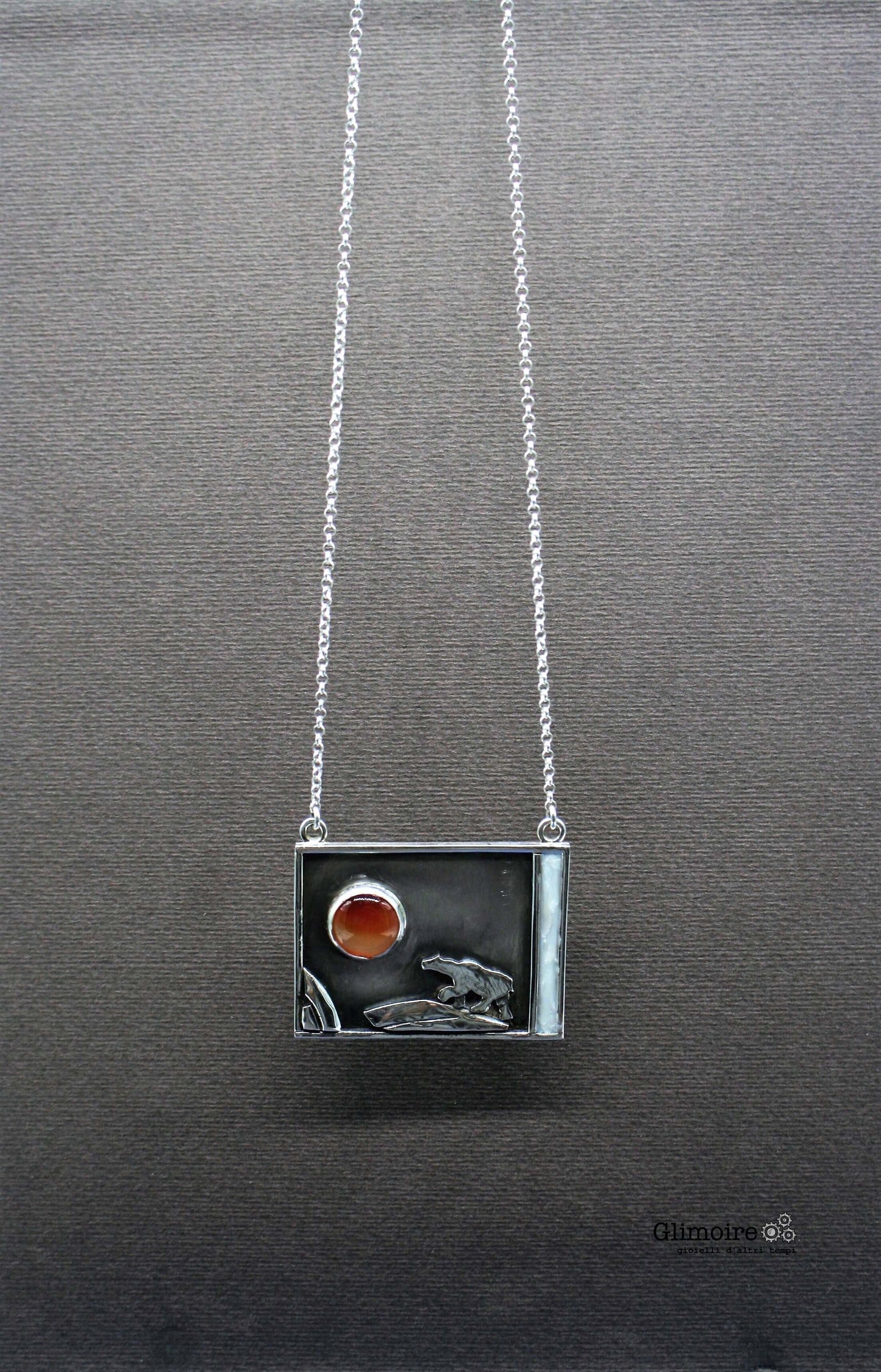 Collana orso polare Glimoire con ciondolo quadrato in argento e dettaglio arancione