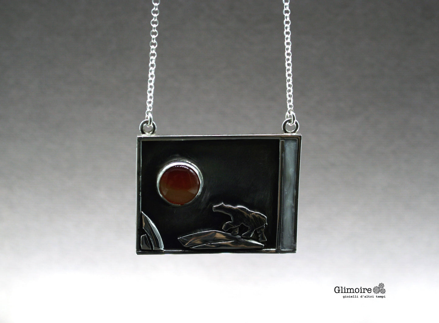 Collana orso polare Glimore con pendente quadrato in argento e pietra rossa su catena sottile