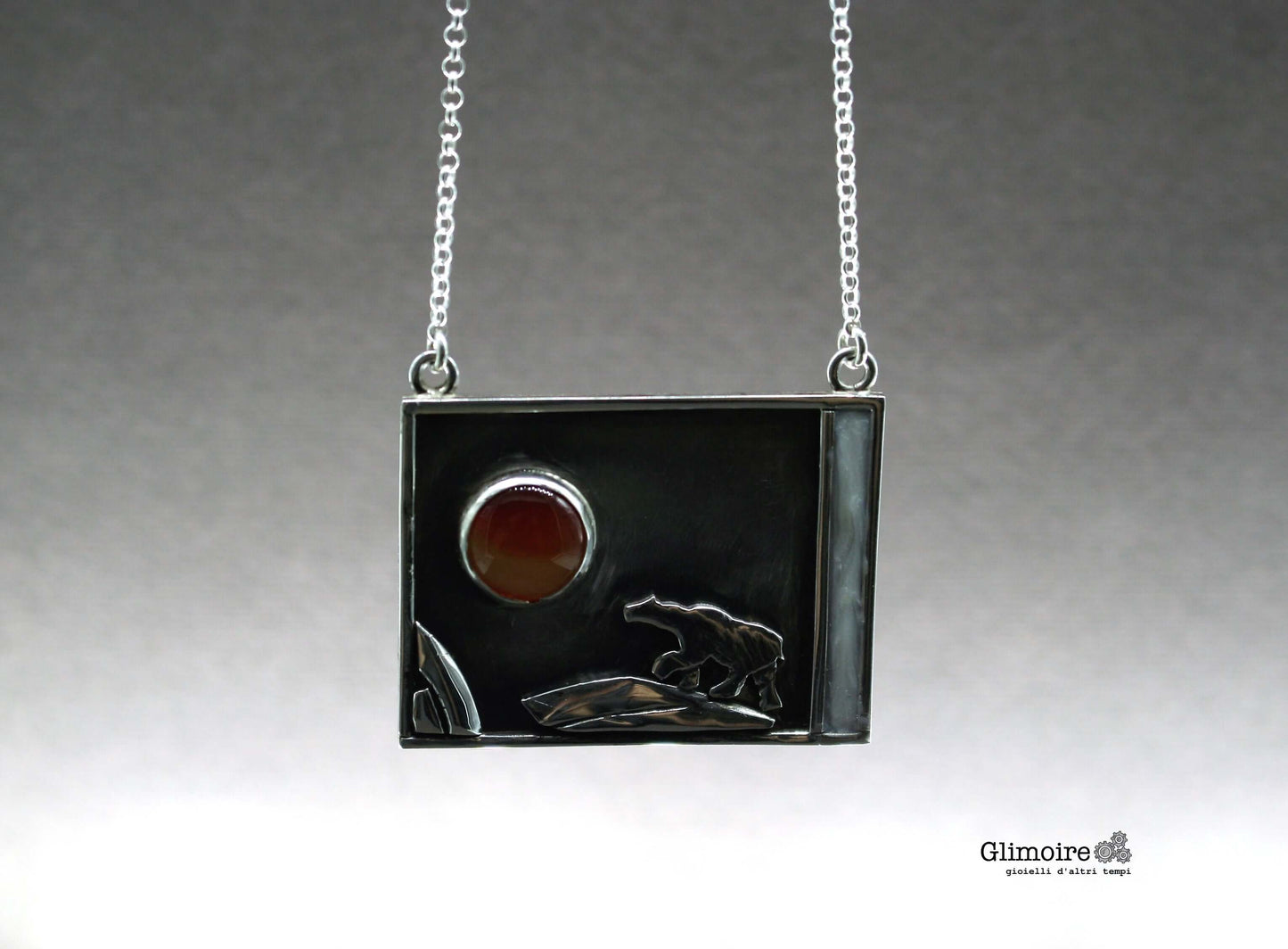 Collana orso polare Glimore con pendente quadrato in argento e pietra rossa su catena sottile