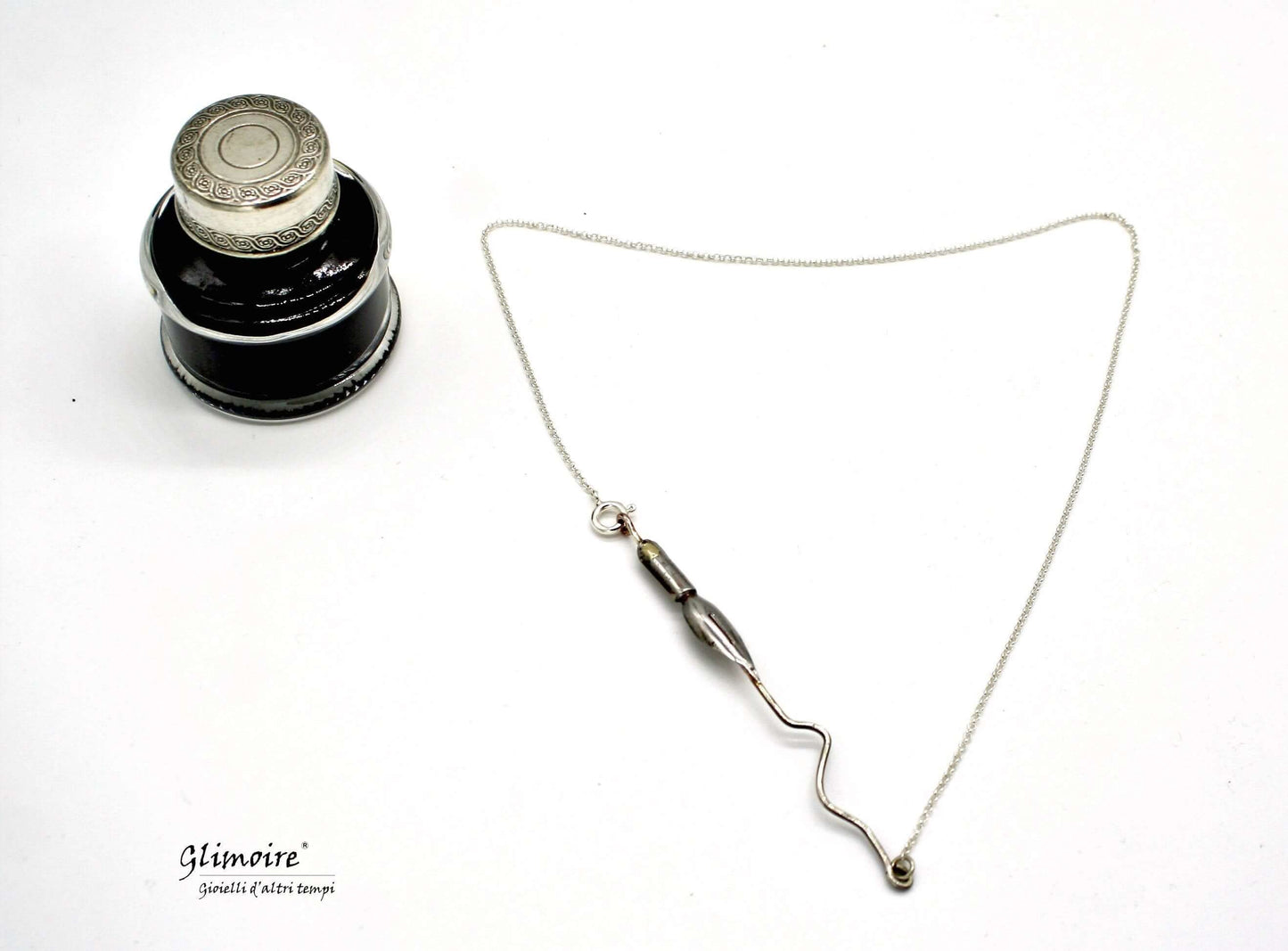 Collana pennino Glimoire con ciondolo a forma di pennino stilografico su catena sottile