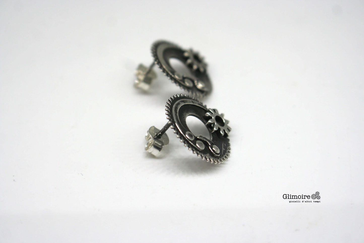 Orecchini ingranaggi argento Glimoire in stile steampunk con dettagli a ruota e finitura antica