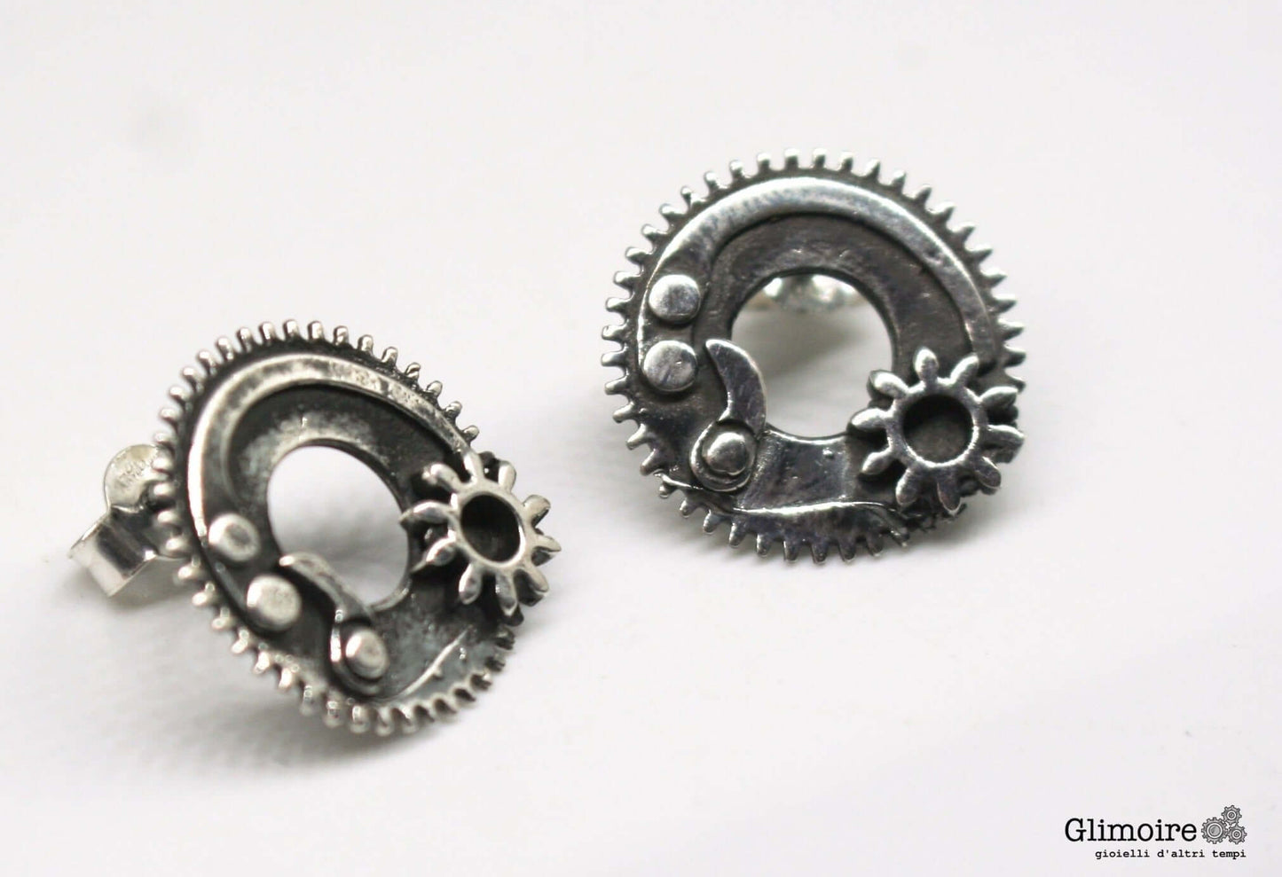 Orecchini ingranaggi argento Glimoire coppia di orecchini a perno stile steampunk con dettagli a ruota dentata