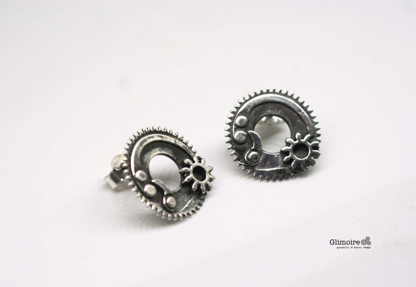 Orecchini ingranaggi in argento dal design steampunk di Glimoire con dettagli meccanici circolari