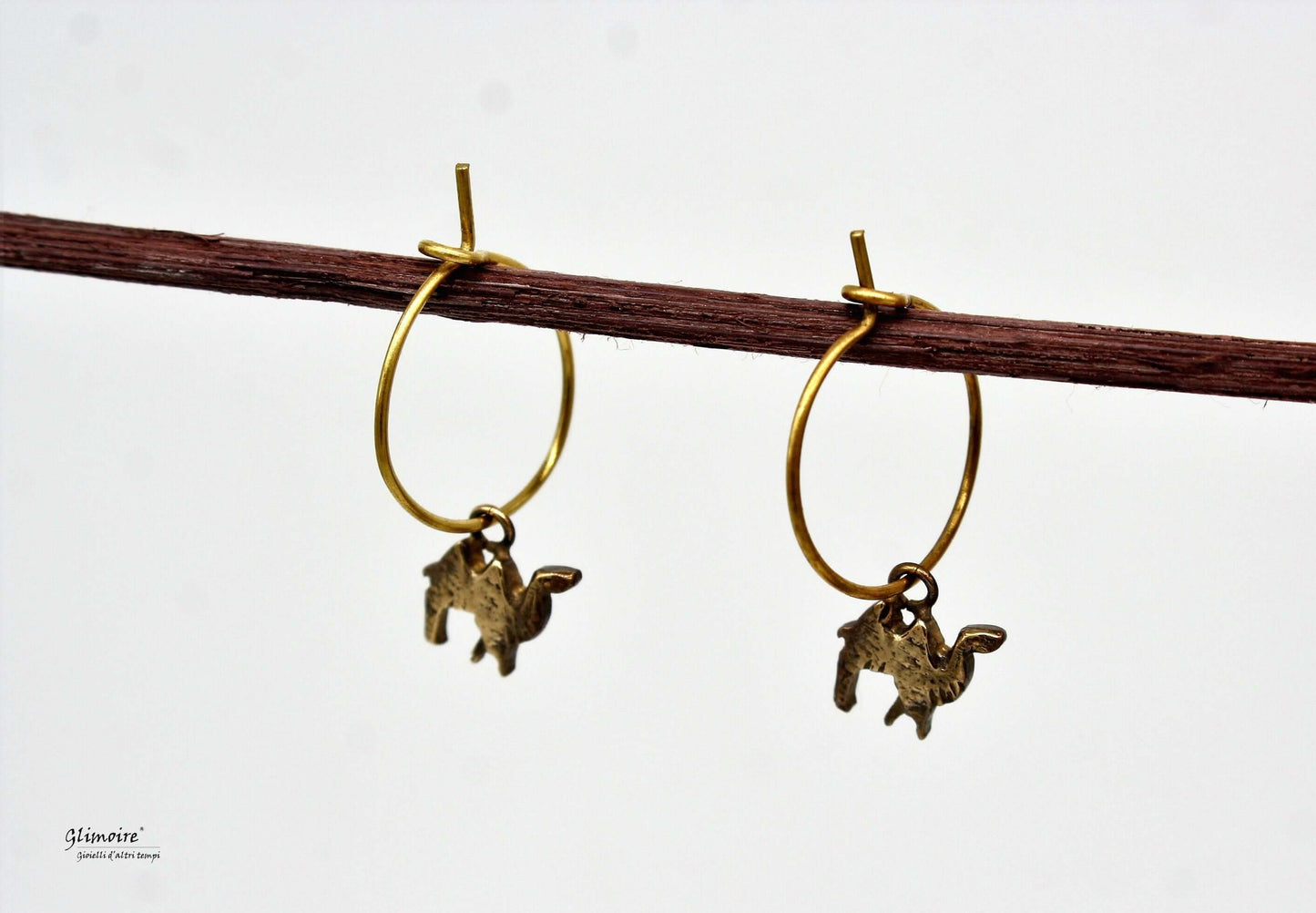 Orecchino cammello artigianale dorato a cerchio con ciondolo cammello by Glimoire