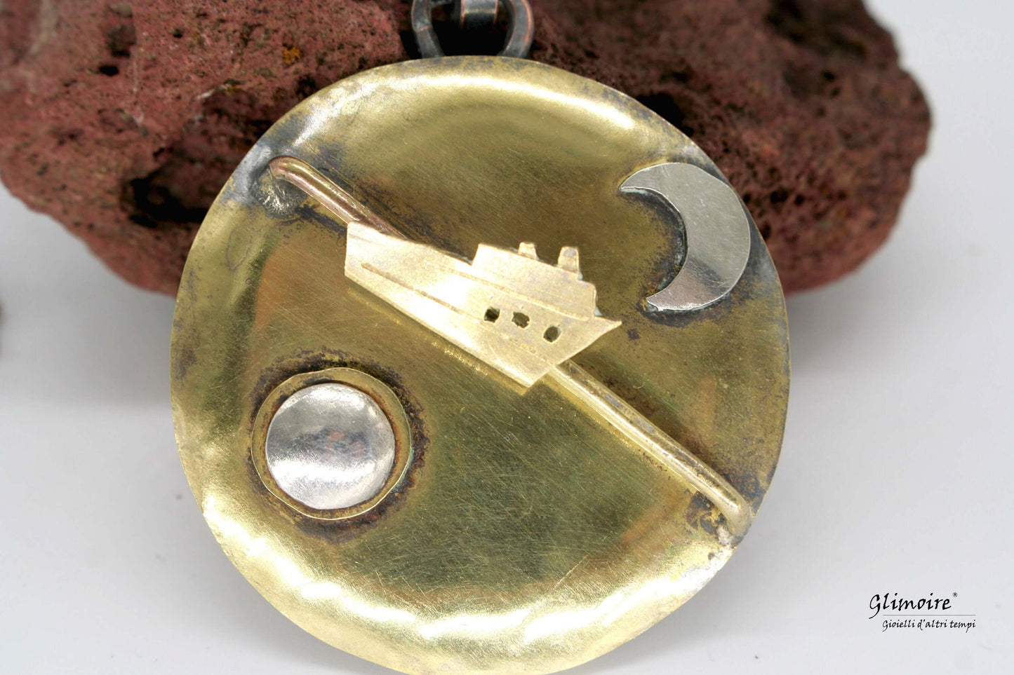 Collana Glimoire con pendente artistico viaggio notte giorno a disco in ottone e argento con barca luna e sole