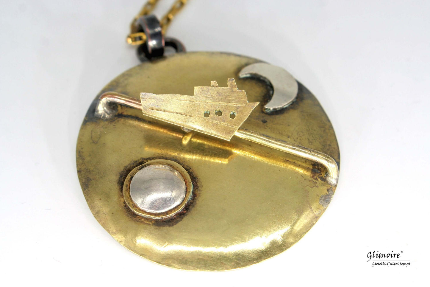 Collana Glimoire con pendente artistico viaggio notte giorno in bronzo rotondo con nave luna e sole