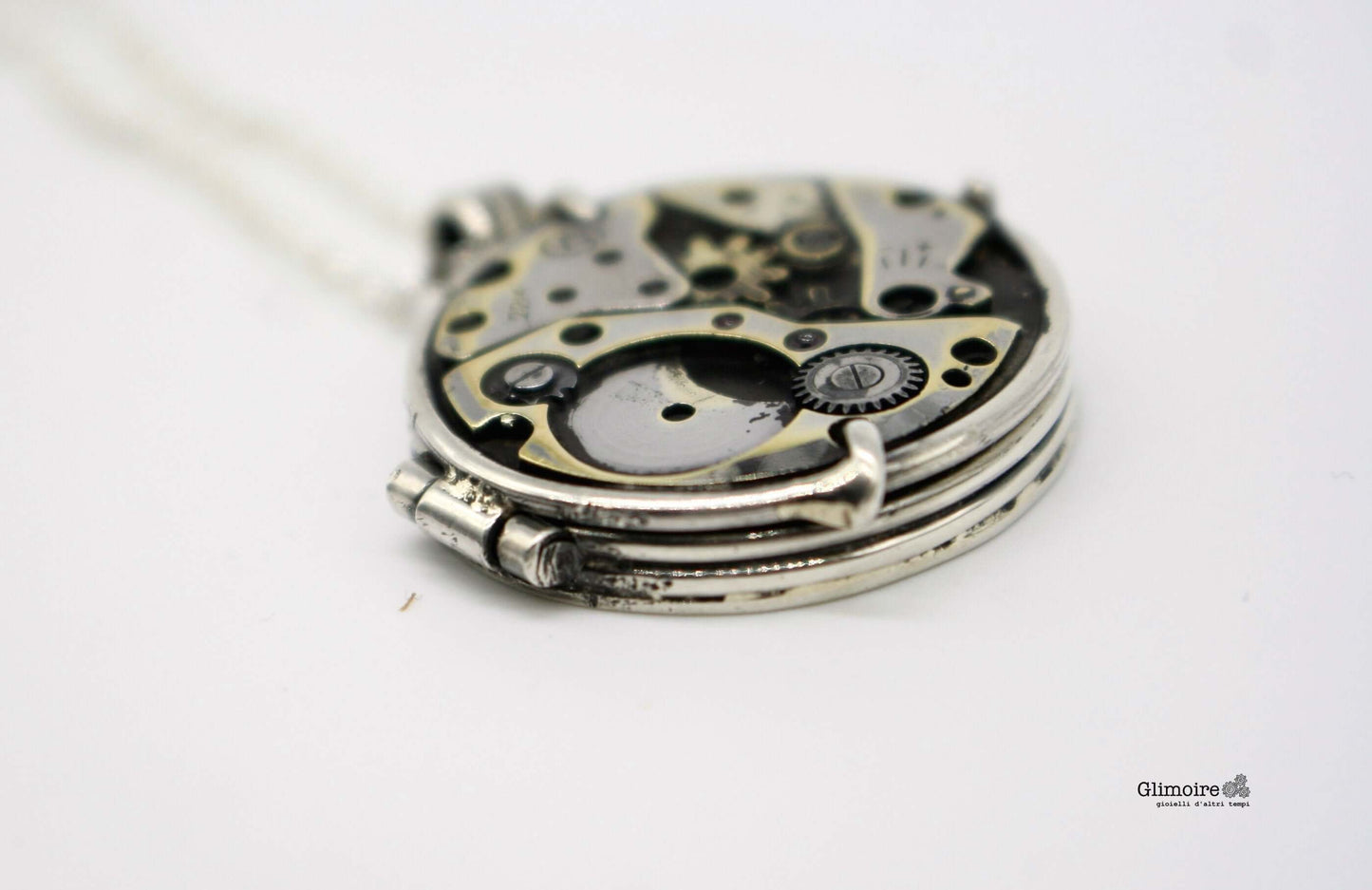 Portafoto artigianale con meccanismi orologio Glimoire in metallo con dettagli vintage e catenina
