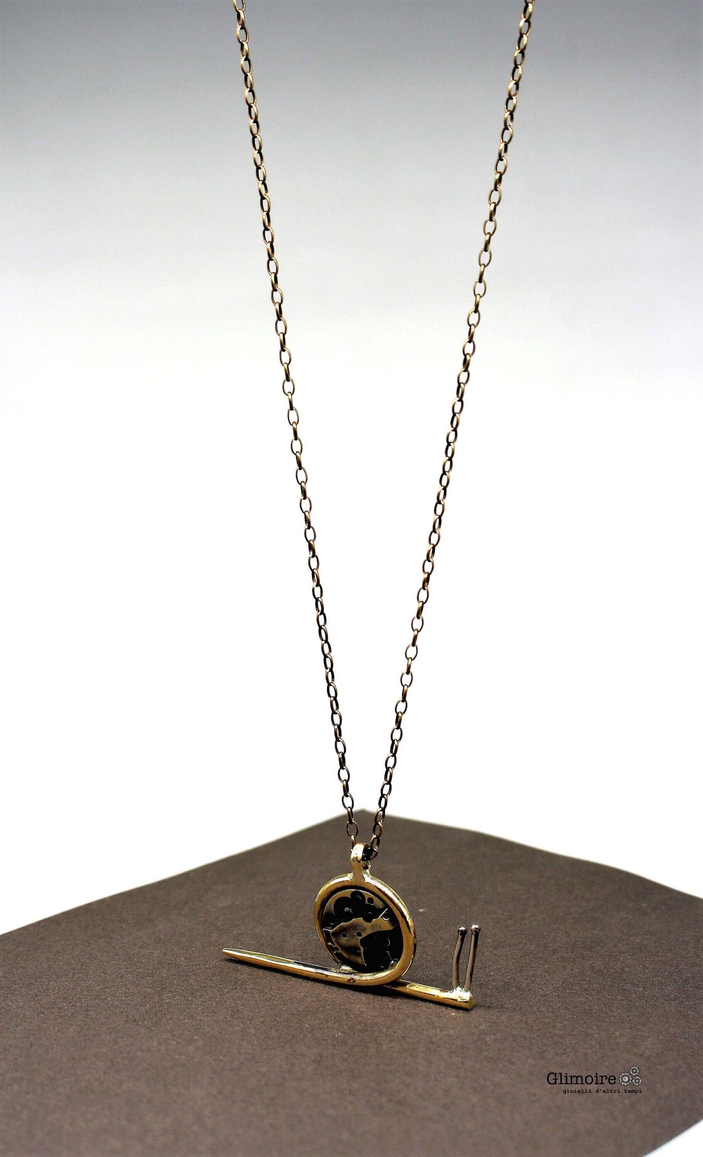 Collana chiocciola steampunk Glimoire con ciondolo a forma di chiocciola in stile vintage su catena dorata
