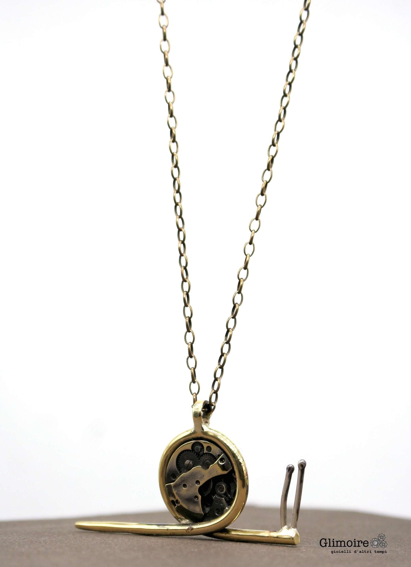 Collana chiocciola steampunk Glimoire con pendente ingranaggi metallici e catena dorata