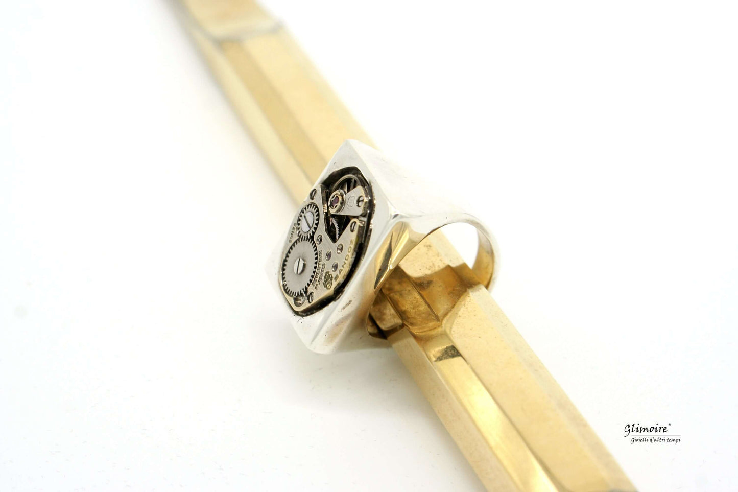 Anello in argento con meccanismo a ingranaggi di design moderno firmato Glimoire