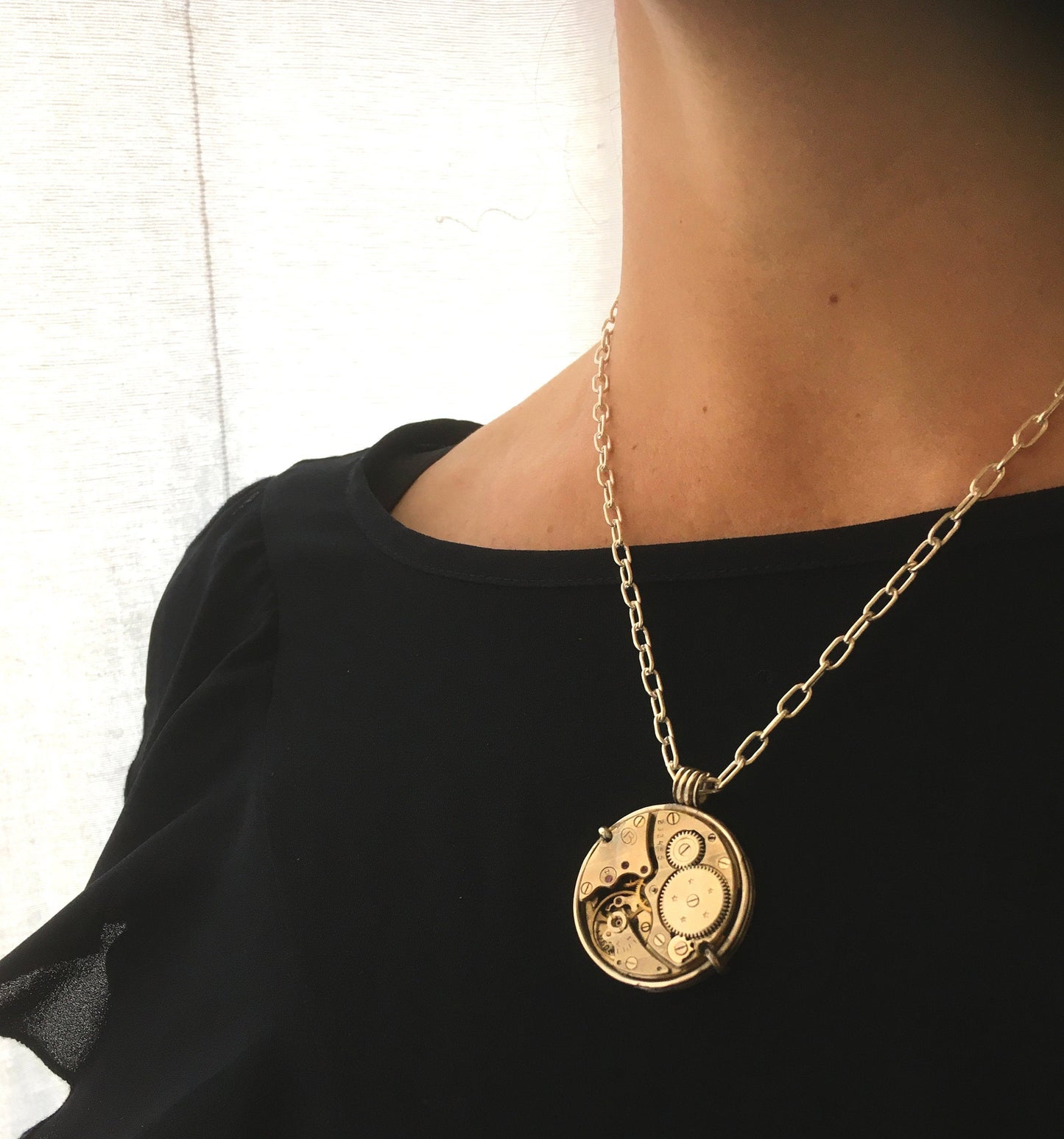 Collana Glimoire con medaglione con meccanismo orologio in metallo dorato su catena elegante
