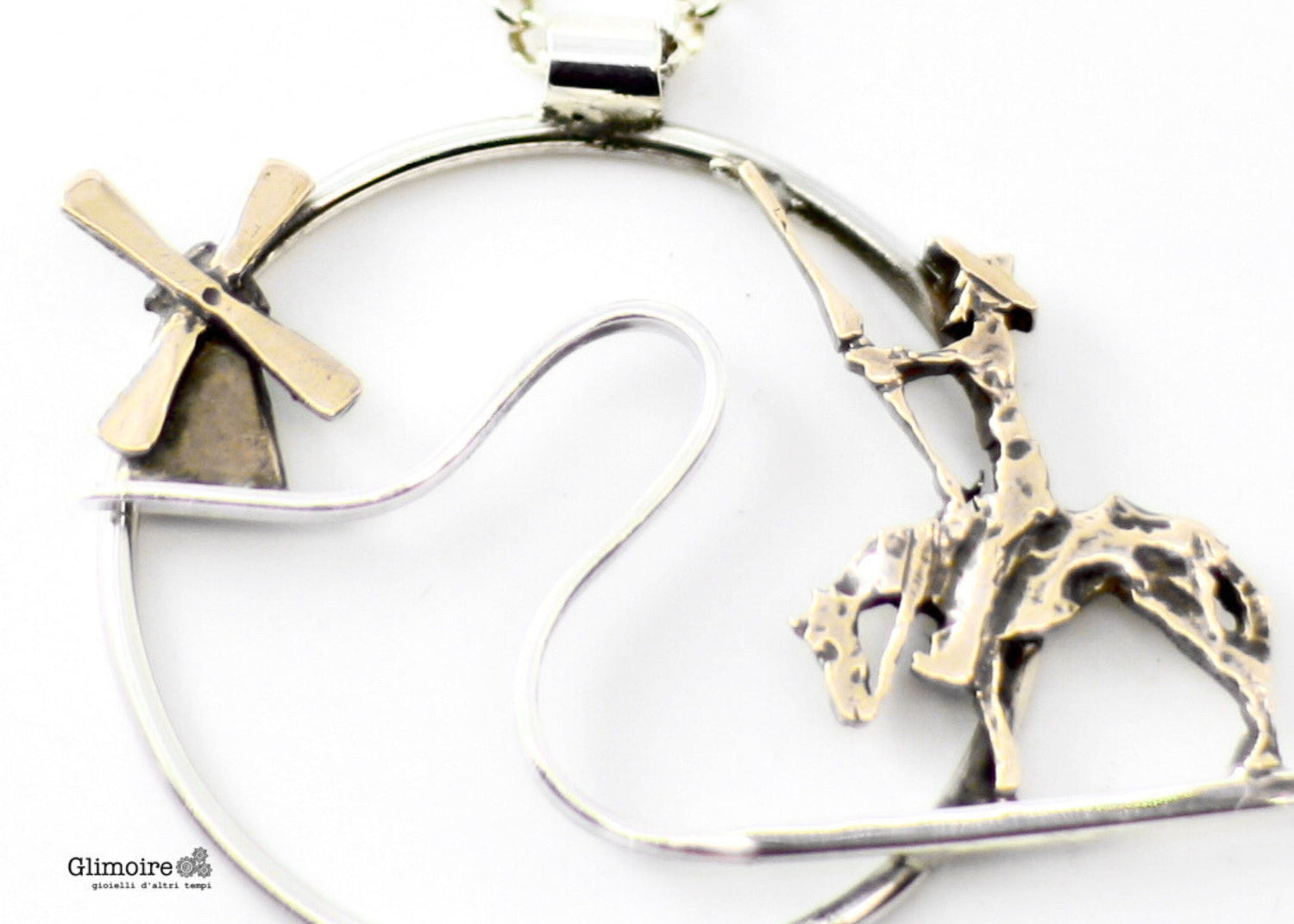 Pendenti circolari incisi a mano raffiguranti Don Chisciotte e mulino in argento e ottone su collana