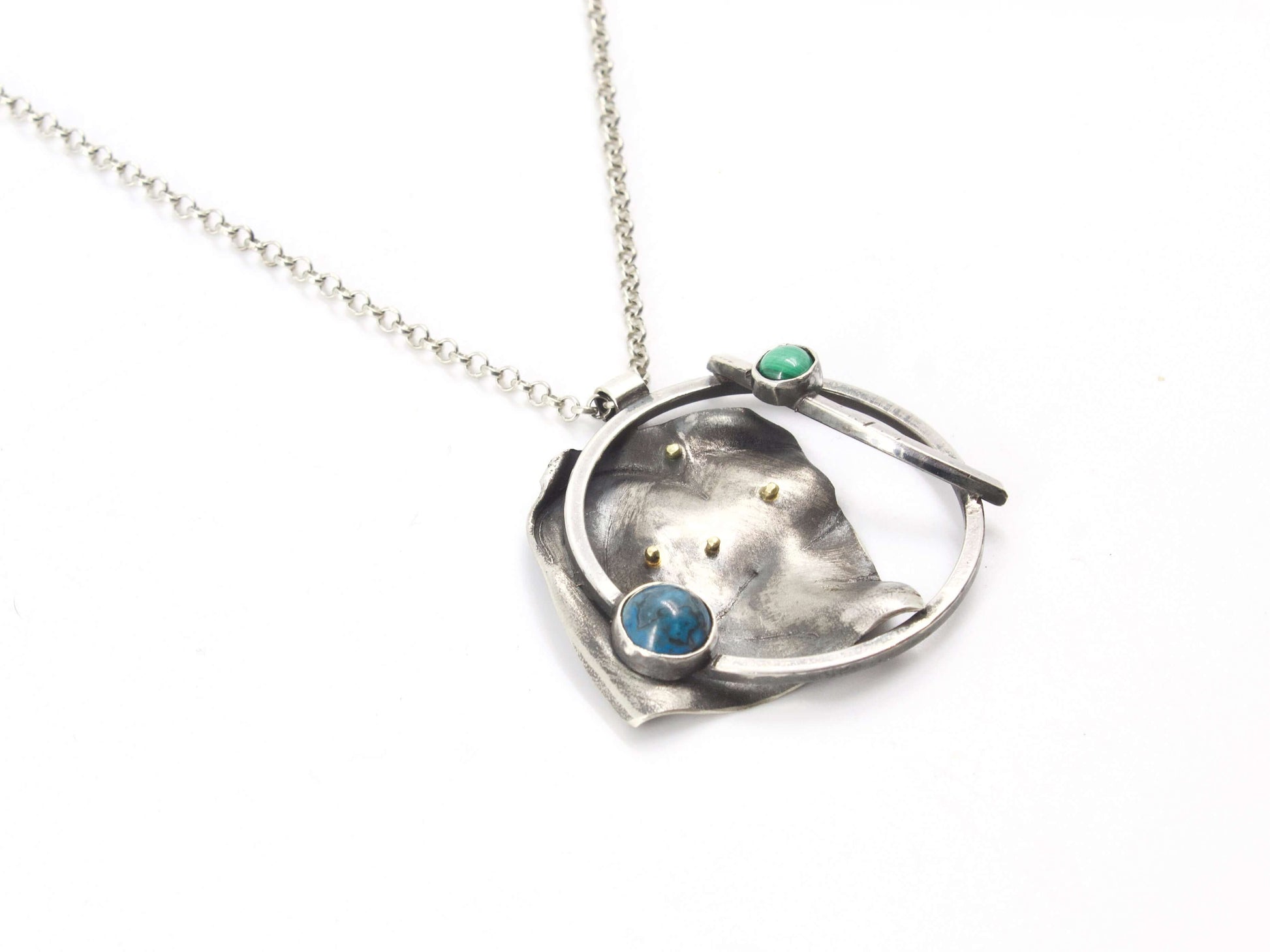 Collana Glimoire in argento con ciondolo artistico con pietre blu e verdi