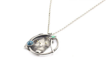 Collana Glimoire in argento con ciondolo rotondo decorato da pietre blu e verde