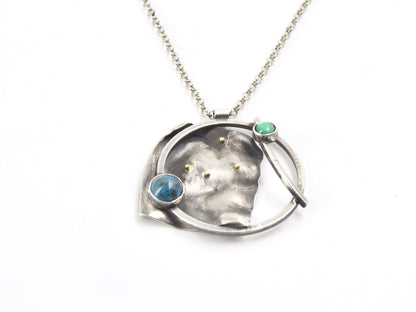 Collana Glimoire in argento con design moderno e pietre blu e verdi incastonate