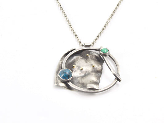 Collana Glimoire in argento con design moderno e pietre blu e verdi incastonate