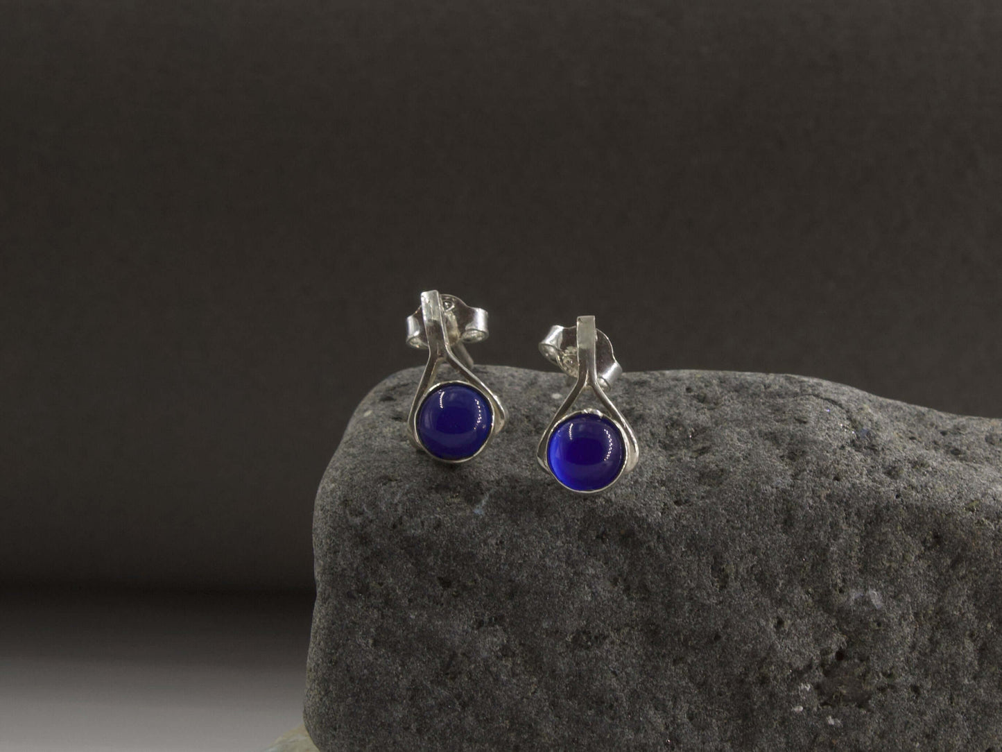 Orecchini a goccia con pietre colorate in argento con dettagli eleganti e forma unica