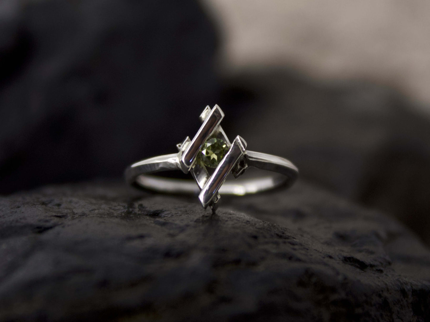 Anellino in argento con pietra verde Glimoire dal design elegante e moderno